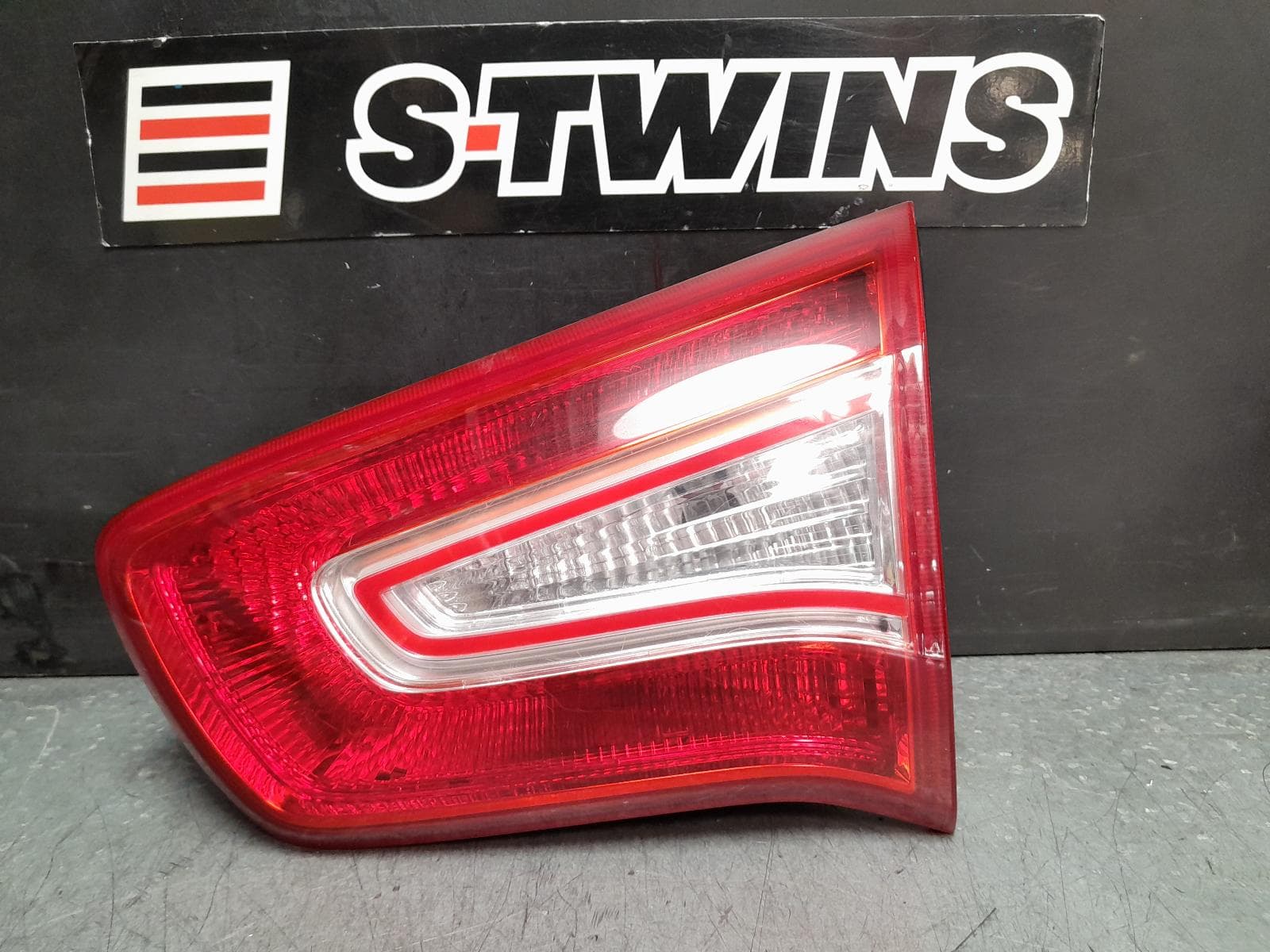 Used auto part listing image: 2013 KIA SPORTAGE REAR GARNISH TAILGATE LAMP (RH SIDE), SL, Si/SLi/PLATINUM, 05/10-04/14 0000377904