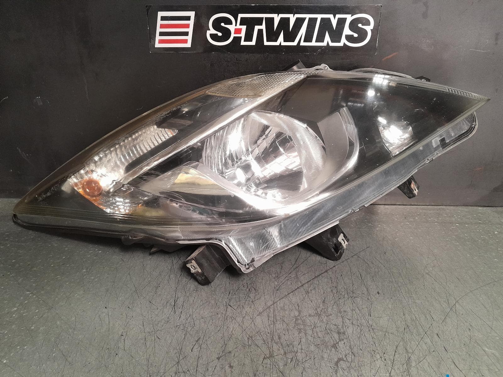 Used auto part listing image: 2015 MAZDA BT50 RIGHT HEADLAMP UR, NON AUTO ON/OFF FUNCTION, 09/15-06/20 0000371496