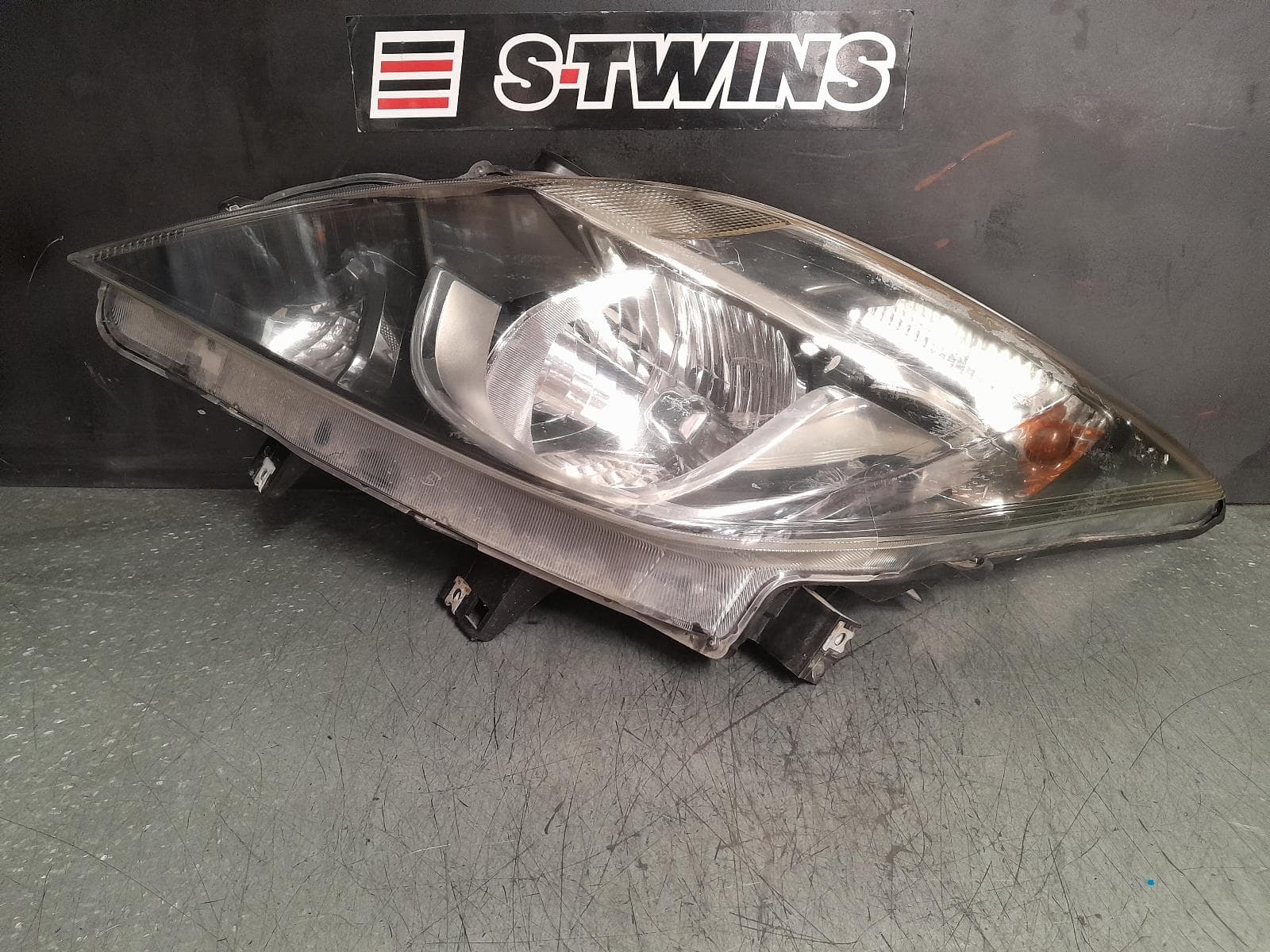 Used auto part listing image: 2015 MAZDA BT50 LEFT HEADLAMP UR, NON AUTO ON/OFF FUNCTION, 09/15-06/20 0000371504
