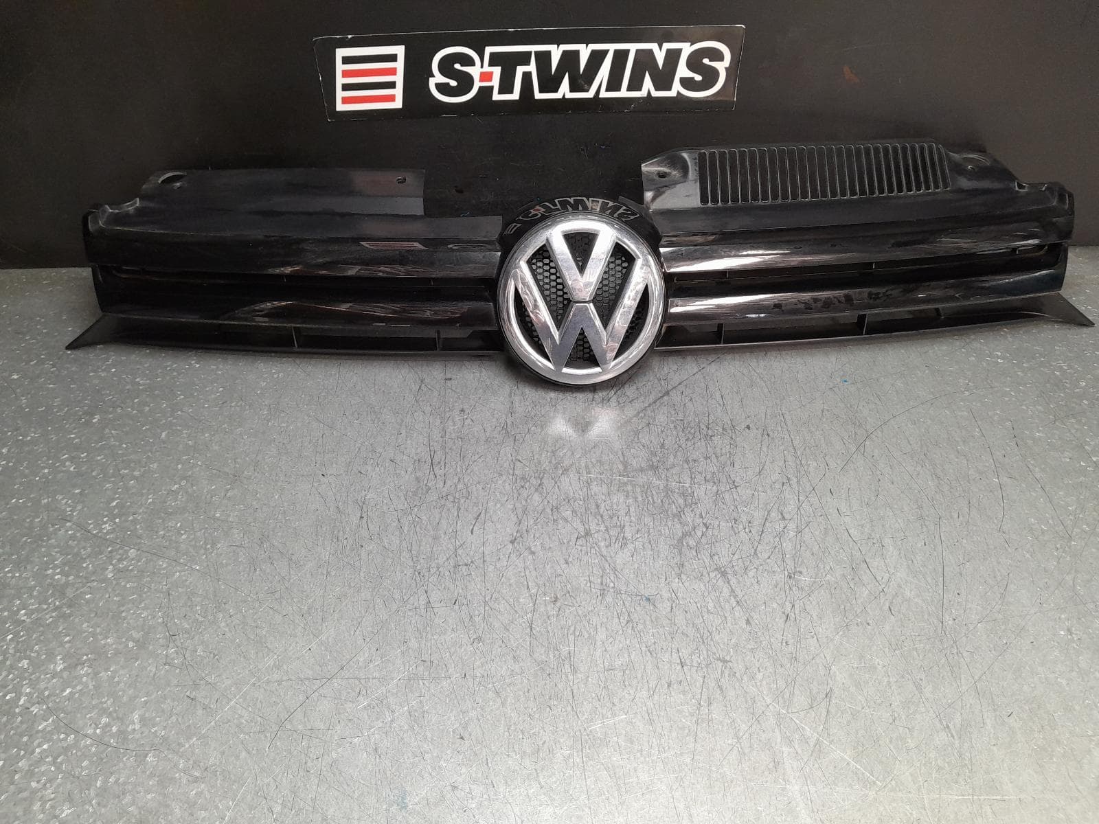 Used auto part listing image: 2012 VOLKSWAGEN GOLF GRILLE RADIATOR GRILLE, GEN 6, 5DR HATCH, BLACK/BLACK, 10/08-03/13 0000379690