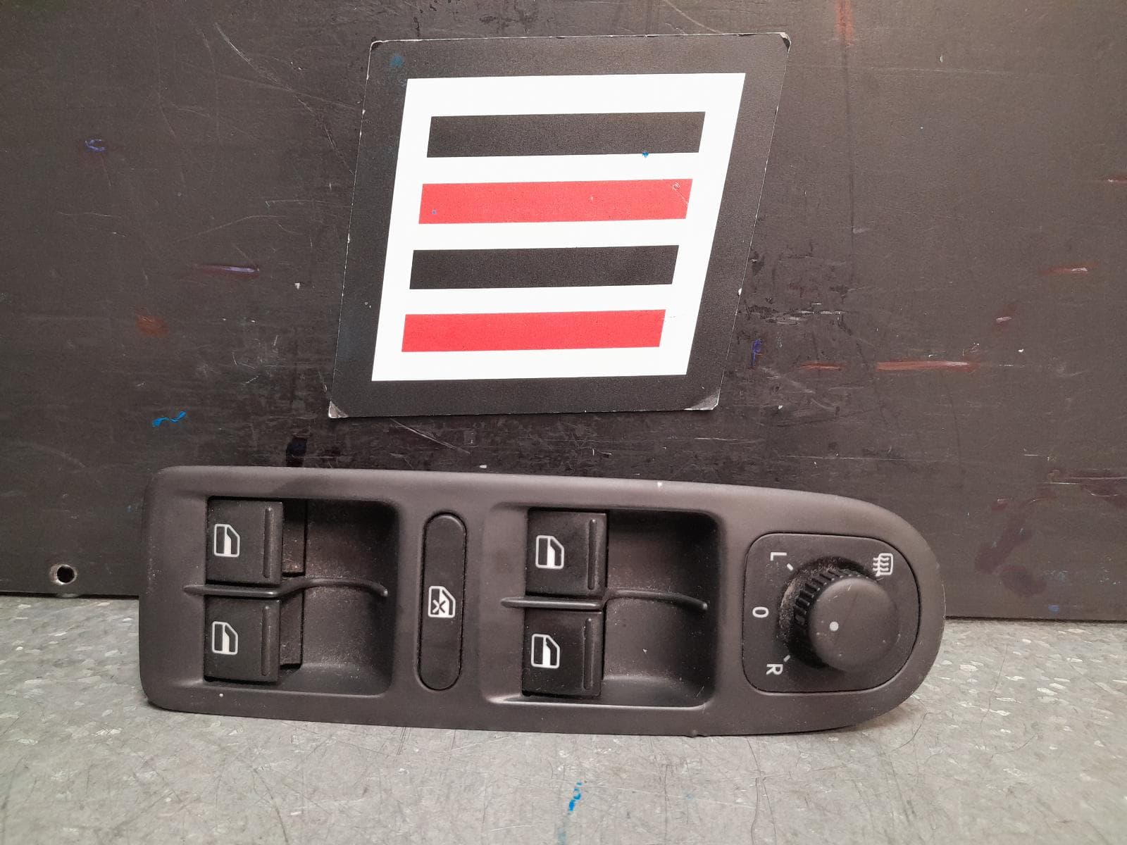 Used auto part listing image: 2012 VOLKSWAGEN GOLF PWR DR WIND SWITCH RH FRONT (MASTER SWITCH), 5DR HATCH/WAGON, W/O CHROME ON SWITCHES TYPE, GEN 6, 10/08-03/13 0000379694