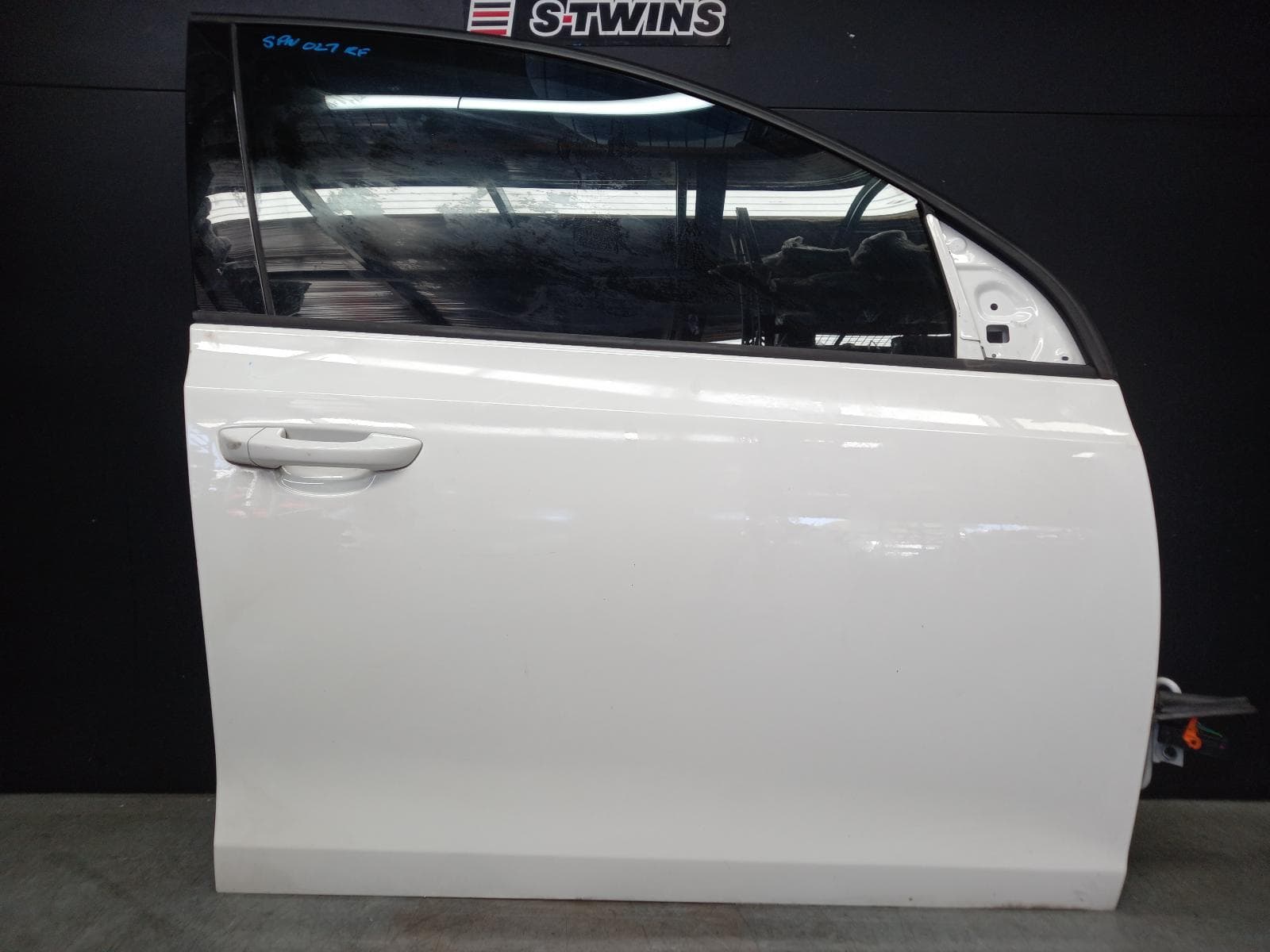 Used auto part listing image: 2012 VOLKSWAGEN GOLF RIGHT FRONT DOOR GEN 6, 5DR HATCH, 10/08-03/13 0000379696