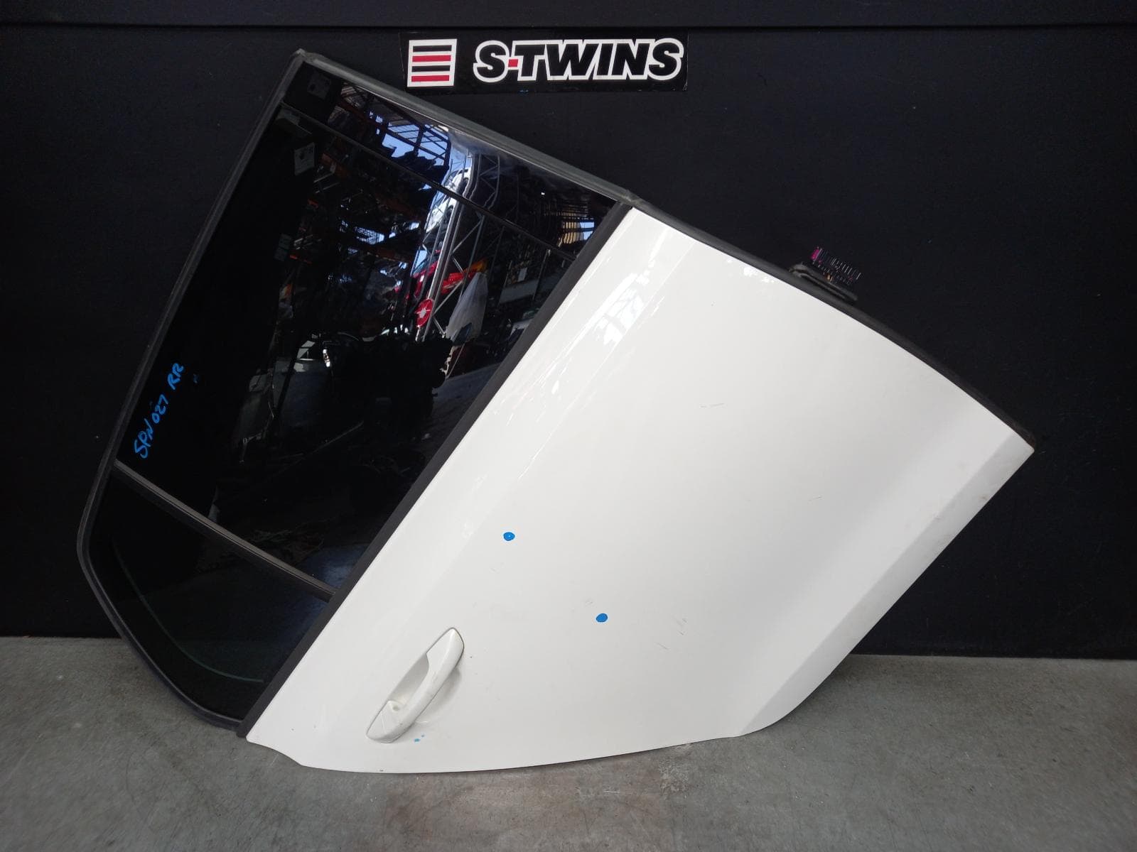 Used auto part listing image: 2012 VOLKSWAGEN GOLF RIGHT REAR DOOR SLIDING GEN 6, HATCH, 10/08-03/13 0000379697