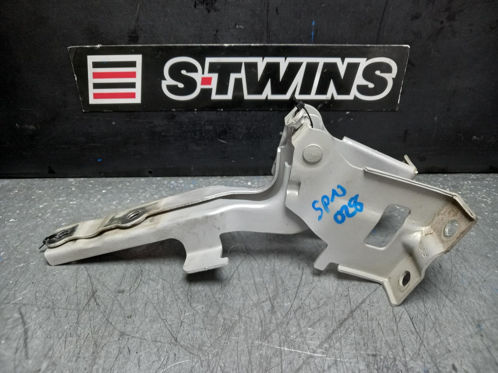 Used auto part listing image: 2014 HYUNDAI IX35 BONNET HINGE STRUT HINGES (PAIR), LM SERIES, 11/09-01/16 0000375954