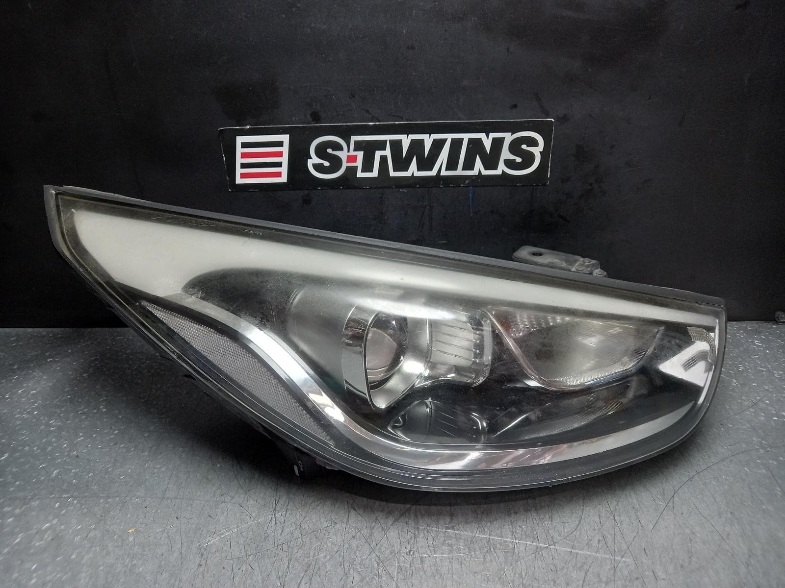 Used auto part listing image: 2014 HYUNDAI IX35 RIGHT HEADLAMP LM SERIES, KOREAN BUILT (VIN KMHJ), LED AT TOP TYPE, 09/13-01/16 0000375955