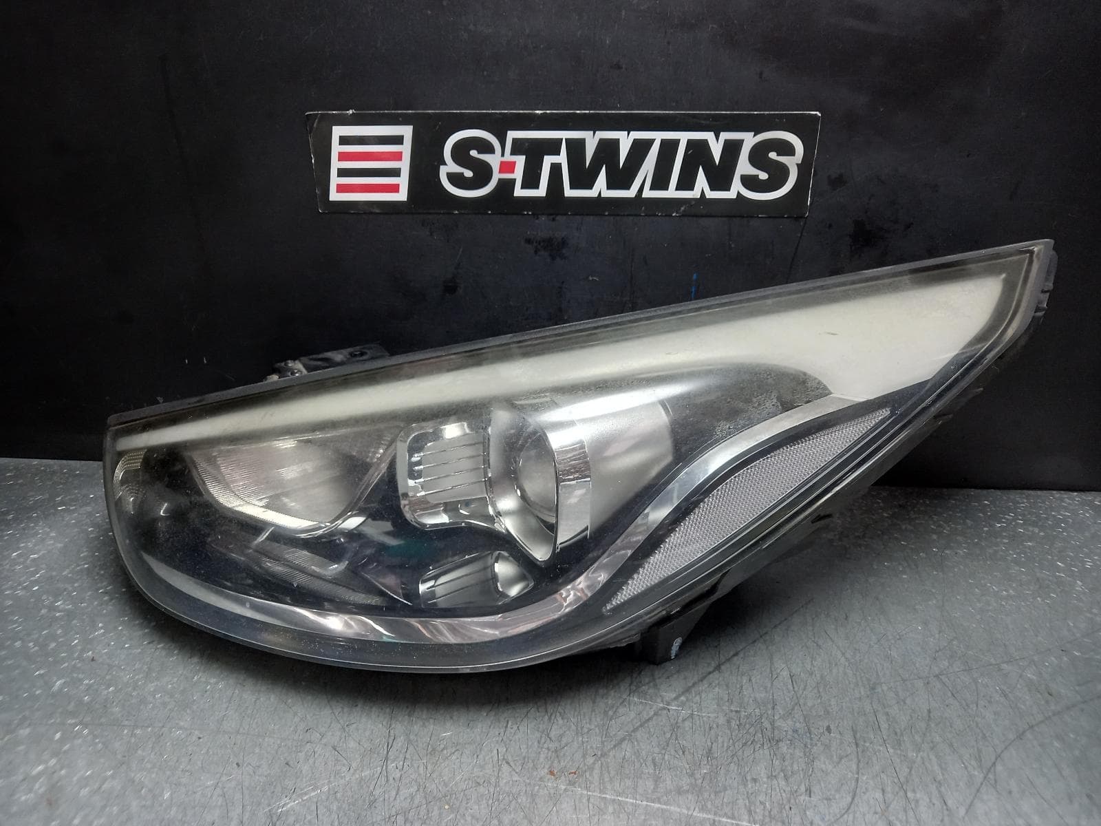 Used auto part listing image: 2014 HYUNDAI IX35 LEFT HEADLAMP LM SERIES, KOREAN BUILT (VIN KMHJ), LED AT TOP TYPE, 09/13-01/16 0000375960