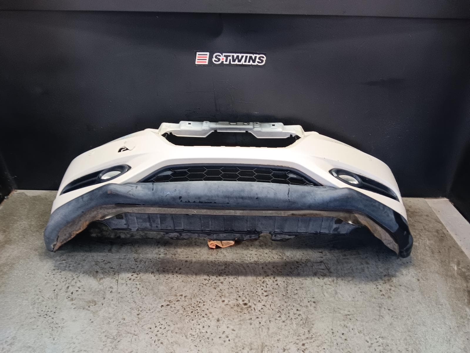 Used auto part listing image: 2015 HONDA HRV FRONT BUMPER RU5, VTi-L, W/ PARK SENSORS TYPE, 12/14-06/18 0000410263