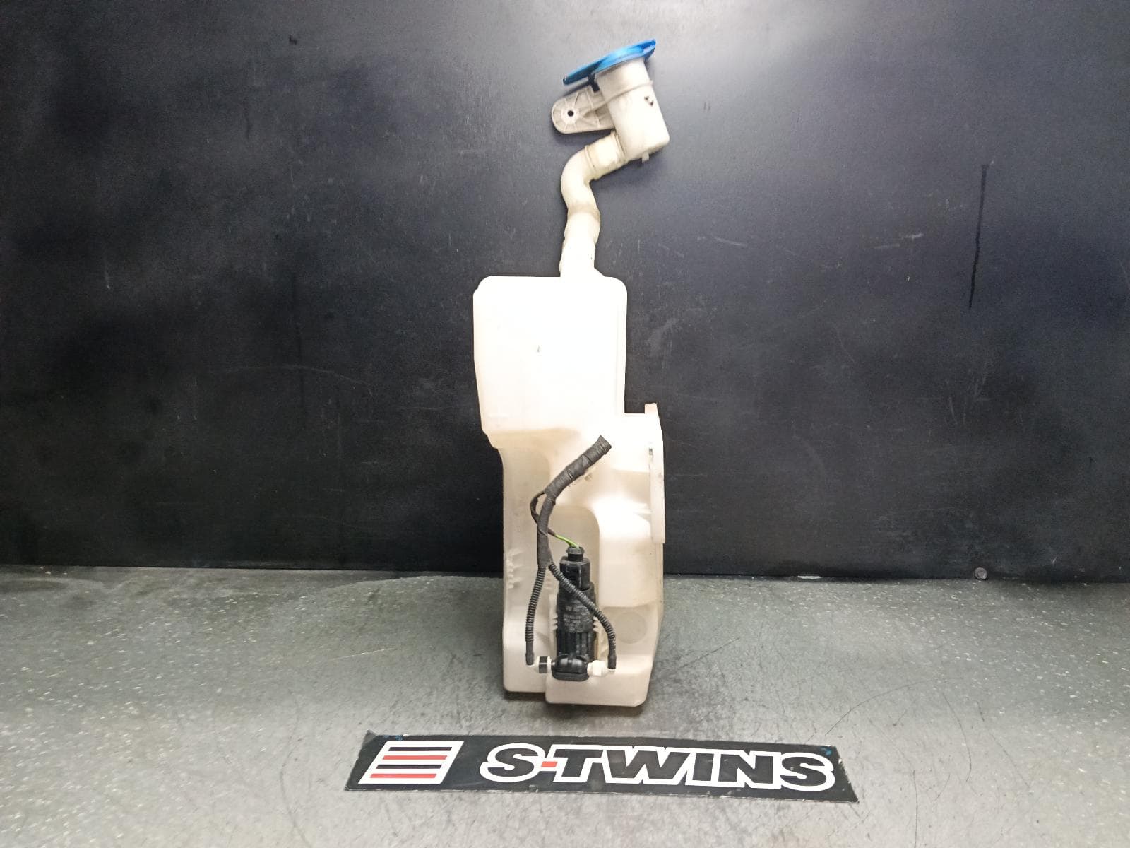 Used auto part listing image: 2018 VOLKSWAGEN CADDY WASHER BOTTLE 2KN, 07/15-02/21 0000404805