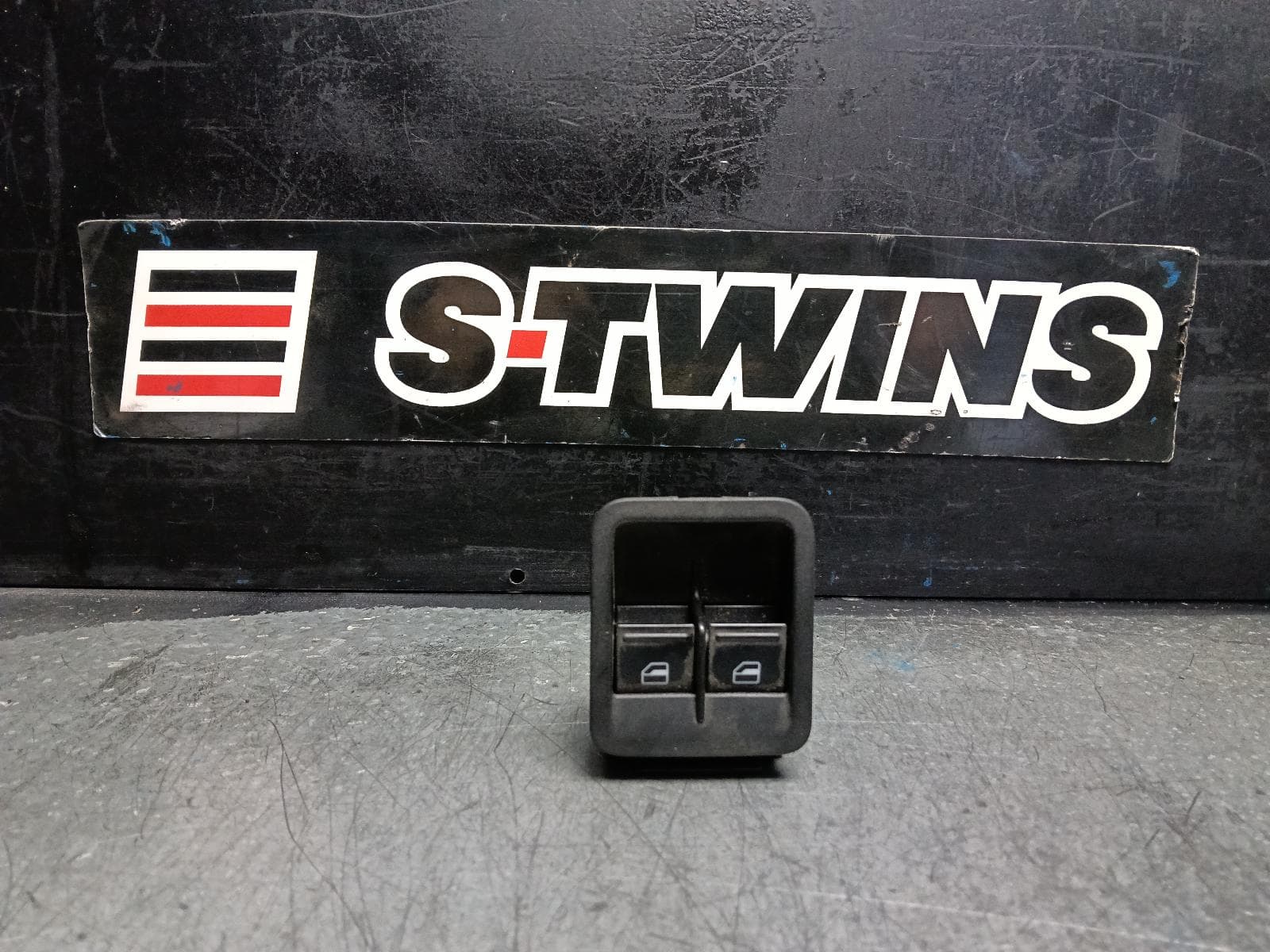 Used auto part listing image: 2018 VOLKSWAGEN CADDY PWR DR WIND SWITCH RH FRONT (MASTER SWITCH), 2KN, 07/15-02/21 0000404809