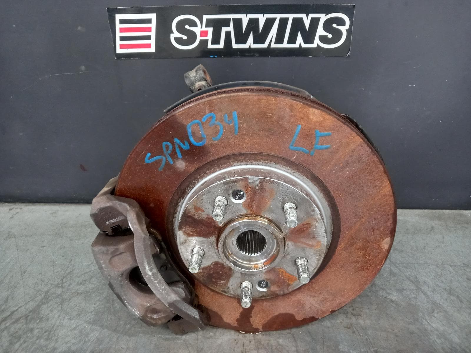 Used auto part listing image: 2011 KIA SPORTAGE LEFT FRONT HUB ASSEMBLY SL, 4WD, DIESEL, 05/10-10/15 0000373868