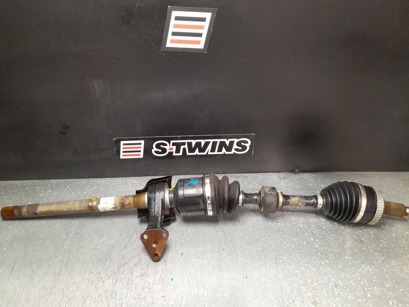 Used auto part listing image: 2011 KIA SPORTAGE RIGHT DRIVESHAFT FRONT, AUTO T/M, AWD, DIESEL, 2.0, SL, 05/10-05/13 0000373870