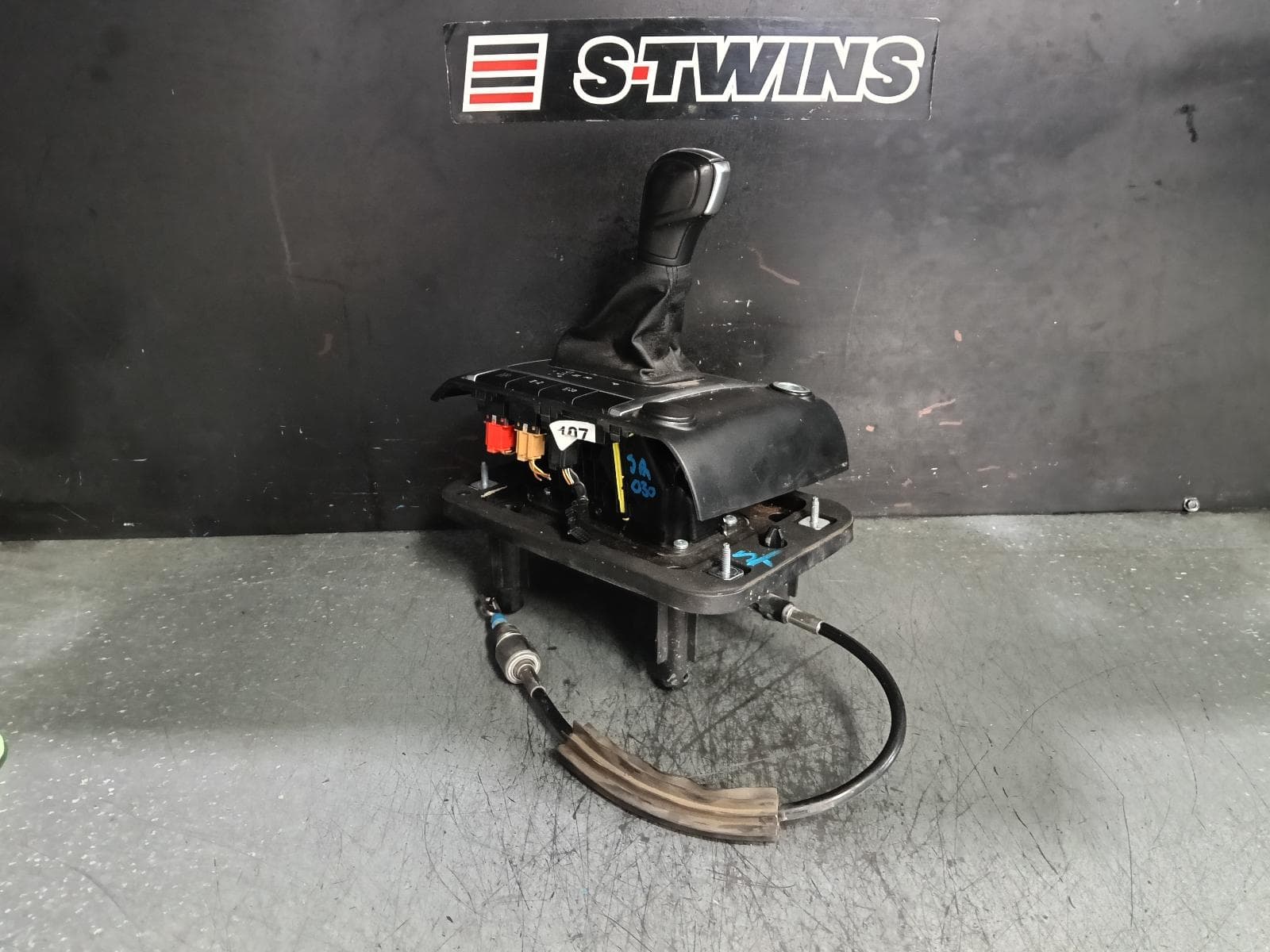 Used auto part listing image: 2019 VOLKSWAGEN AMAROK GEAR STICK SHIFTER GEAR SHIFTER, AUTO T/M TYPE, 2H, 10/10-09/22 0000396014
