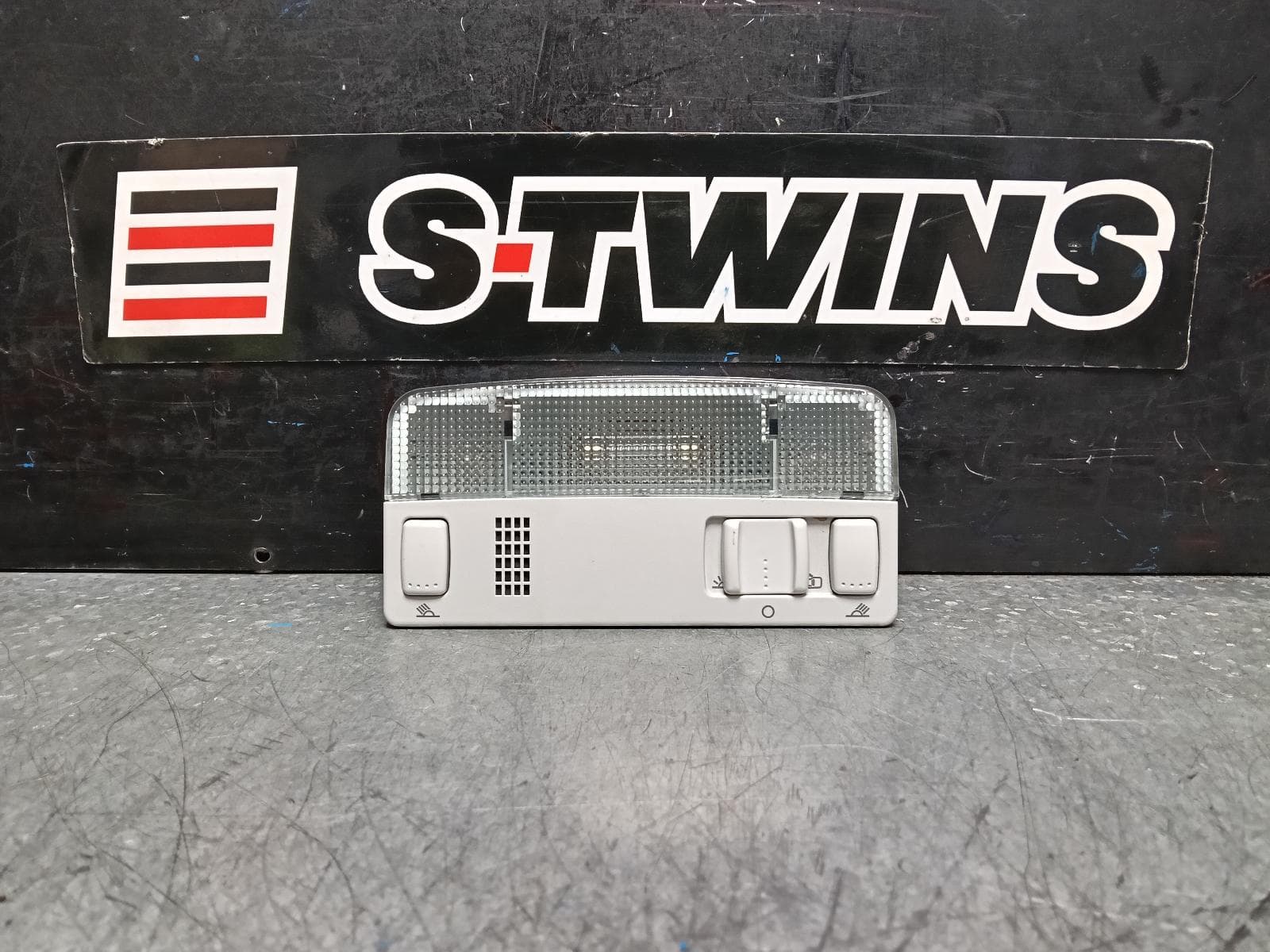 Used auto part listing image: 2019 VOLKSWAGEN AMAROK COURTESY LIGHT FRONT, 1 SWITCH TYPE, 2H, 10/10-09/22 0000396026