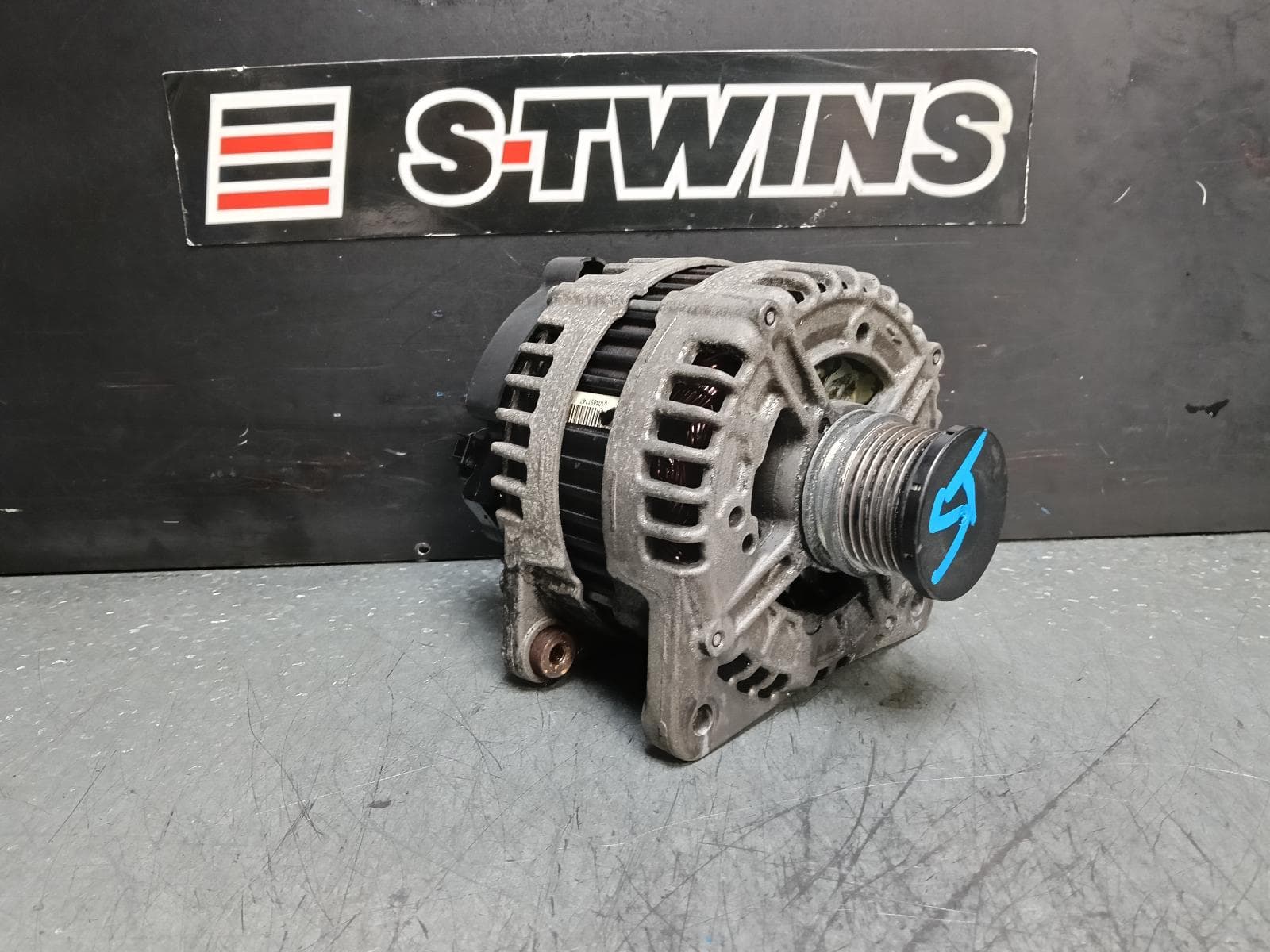 Used auto part listing image: 2010 VOLKSWAGEN TRANSPORTER ALTERNATOR DIESEL, 2.0, BOSCH, 120 AMP, T5, 12/09-06/15 0000380977