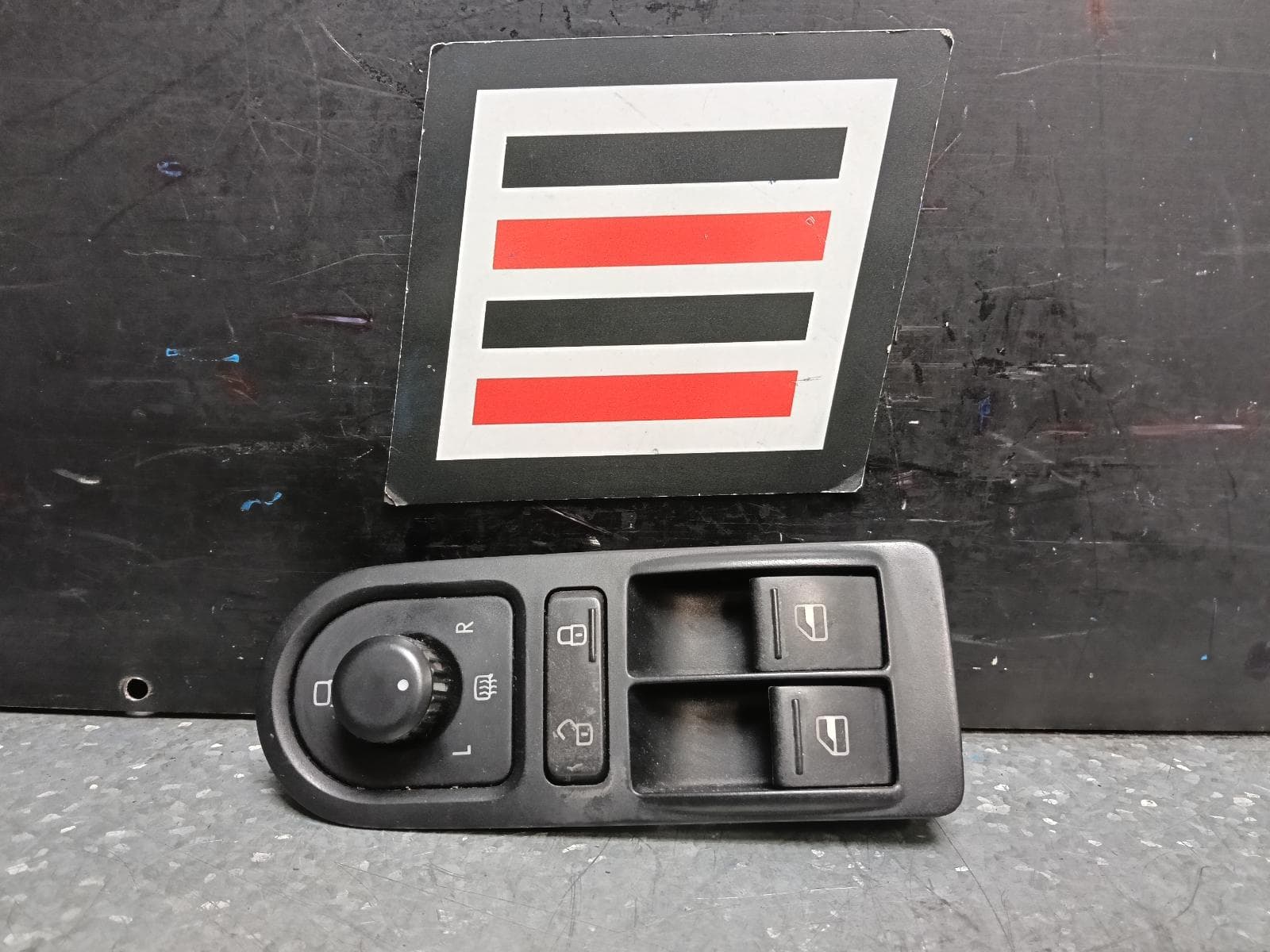Used auto part listing image: 2010 VOLKSWAGEN TRANSPORTER PWR DR WIND SWITCH RH FRONT (MASTER SWITCH), W/ CENTRAL LOCK TYPE, T5, 08/04-05/11 0000380993