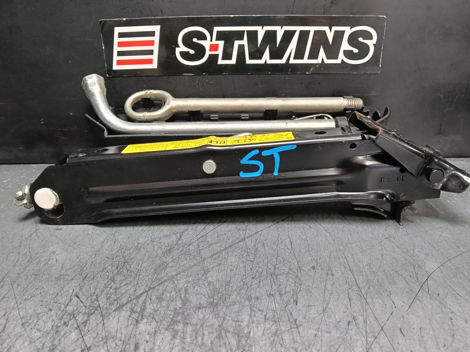 Used auto part listing image: 2010 VOLKSWAGEN TRANSPORTER JACK TOOL KIT T5, 08/04-06/15 0000381005