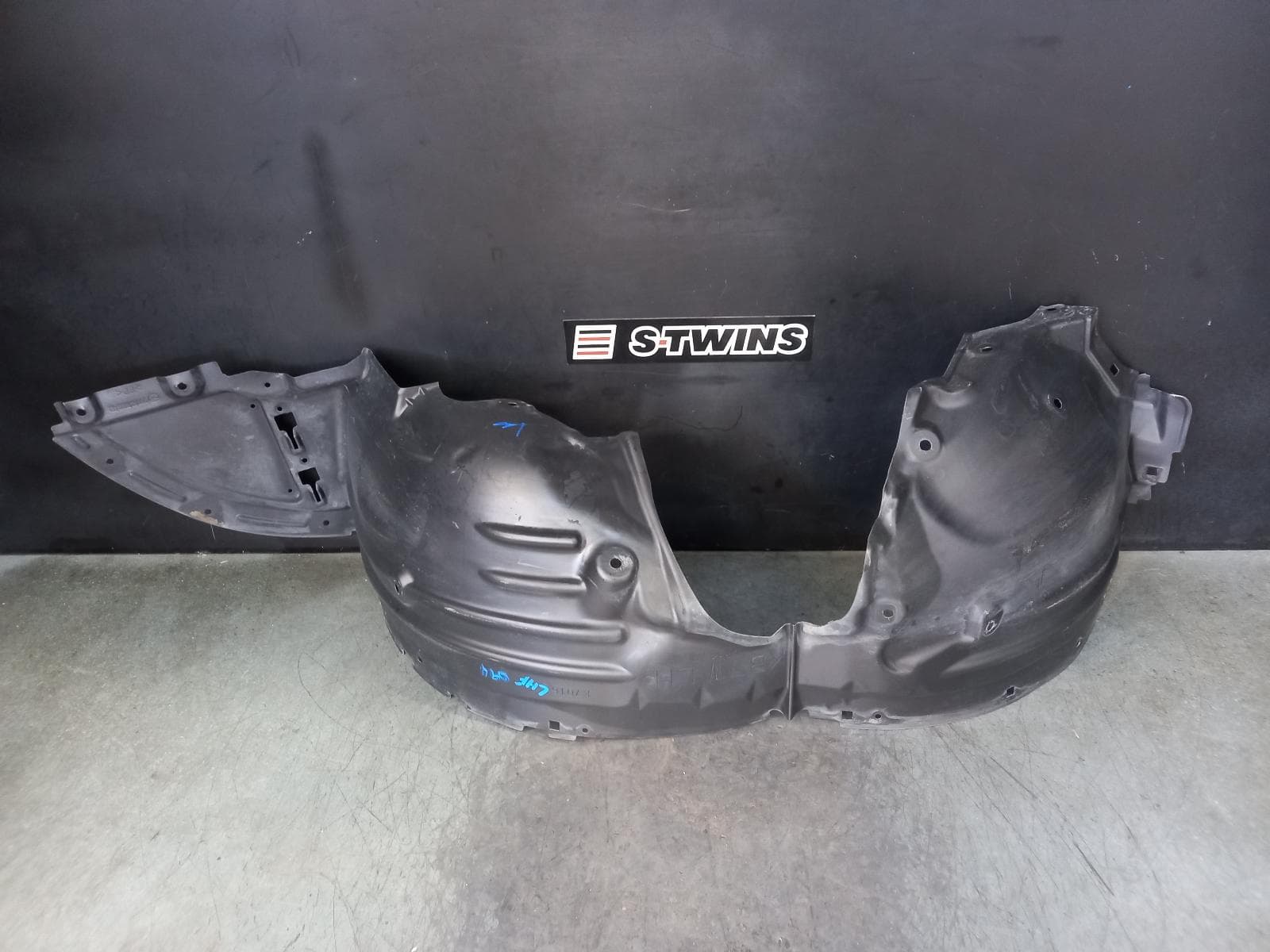 Used auto part listing image: 2017 MAZDA CX5 LEFT GUARD LINER FRONT, KF, 02/17-08/21 0000359841