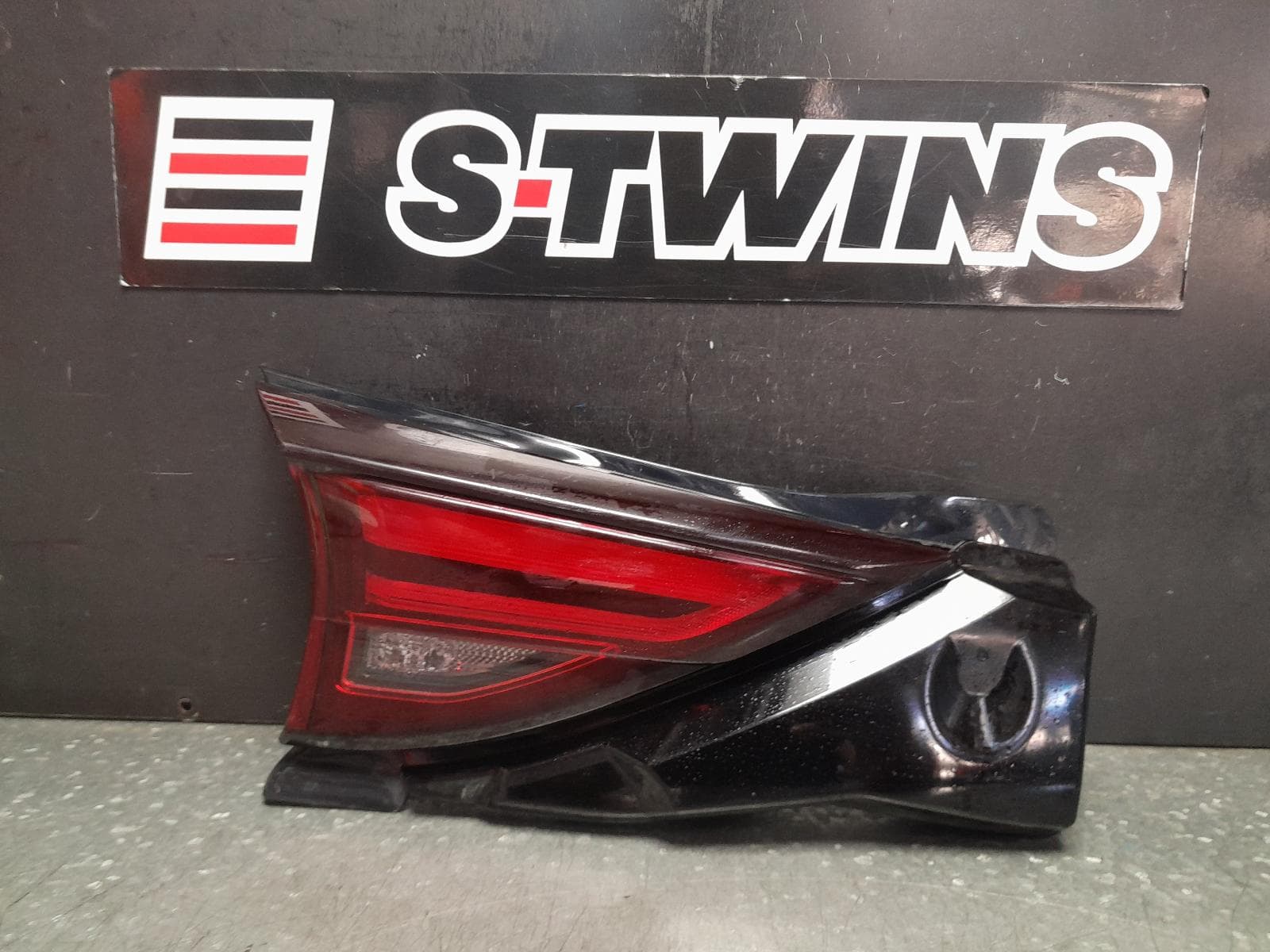 Used auto part listing image: 2017 MAZDA CX5 LEFT TAILLIGHT IN BUMPER REFLECTOR, KF, 02/17-08/21 0000359845