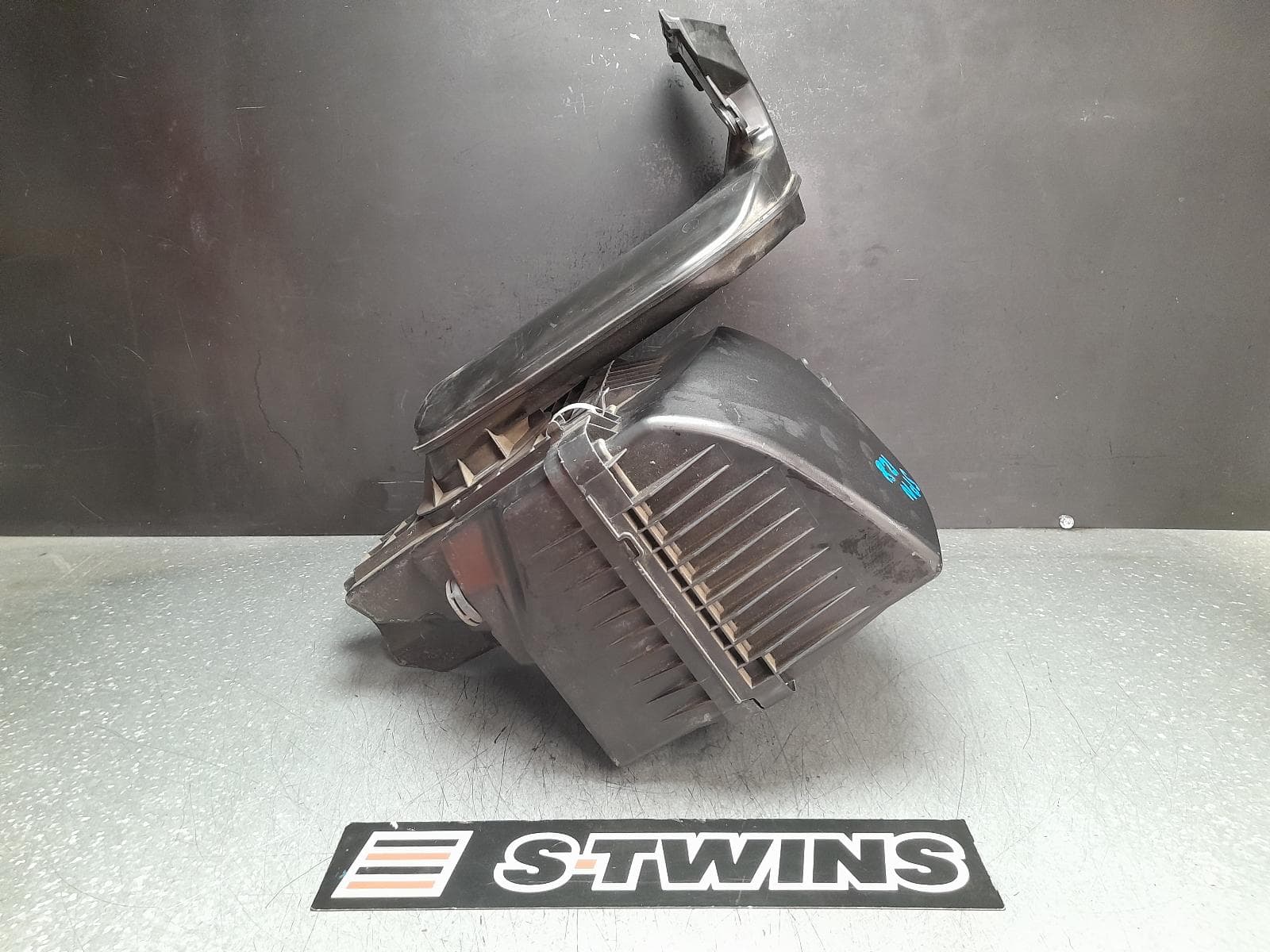 Used auto part listing image: 2017 MAZDA CX9 AIR CLEANER BOX AIR CLEANER, TC, 07/16-12/24 0000362350