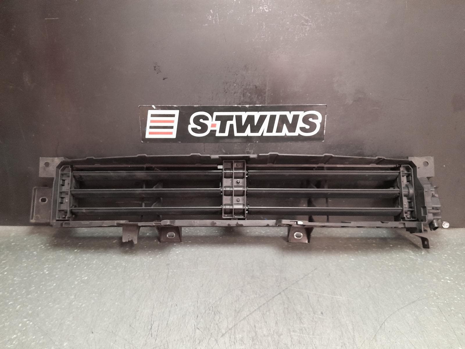 Used auto part listing image: 2017 MAZDA CX9 GRILLE TC, RADIATOR SHUTTER ASSEMBLY, 07/16-12/24 0000362359