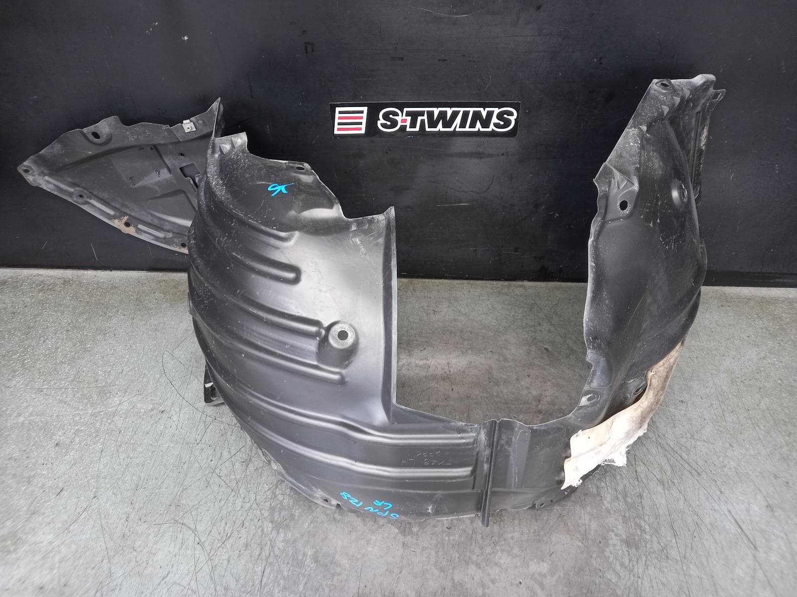 Used auto part listing image: 2017 MAZDA CX9 LEFT GUARD LINER FRONT, TC, 07/16-12/24 0000362365