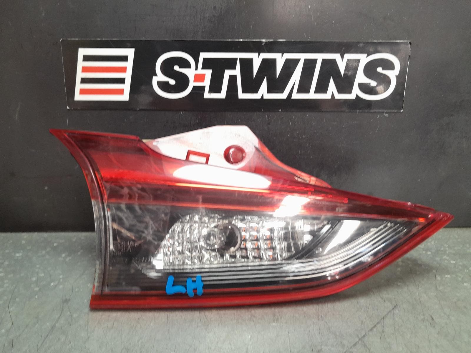 Used auto part listing image: 2018 MAZDA 6 REAR GARNISH TAILGATE LAMP (LH SIDE), GJ-GL, WAGON, TOURING/GT SP/ATENZA/TAKAMI, 10/14-12/24 0000360091