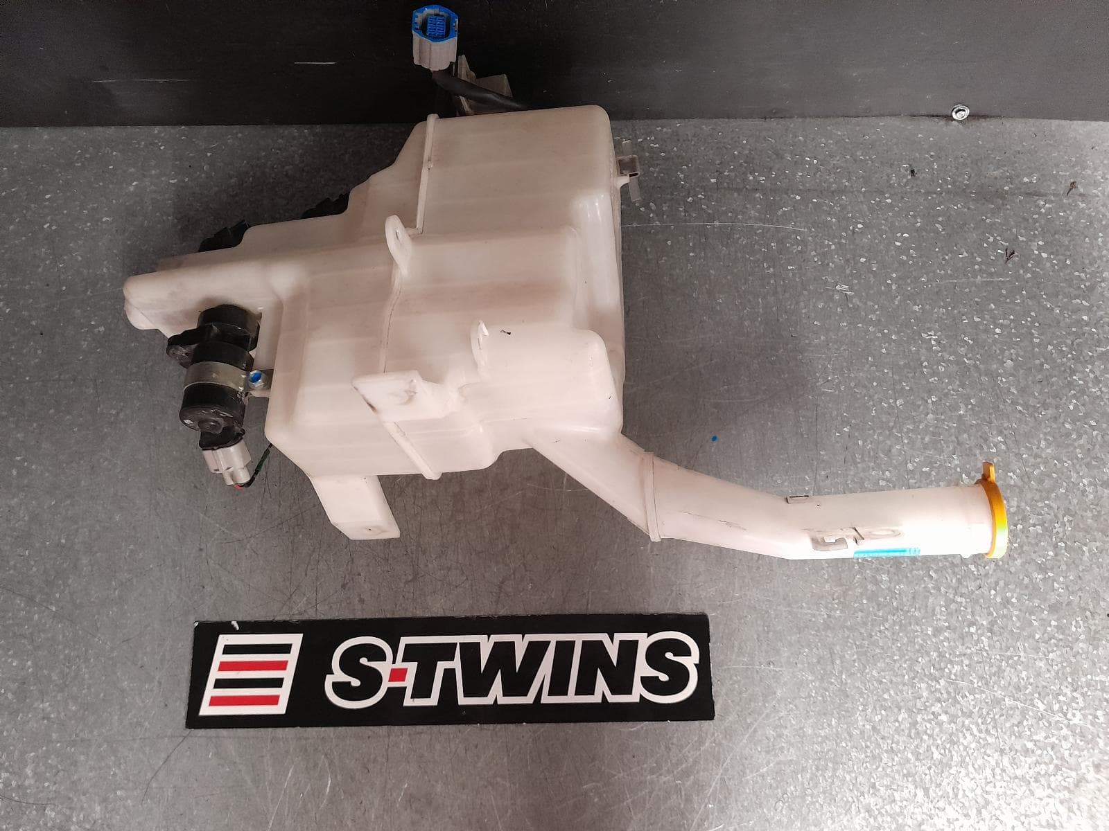 Used auto part listing image: 2013 MAZDA CX9 WASHER BOTTLE TB, W/ H/LAMP WASHER TYPE, 10/12-12/15 0000363225