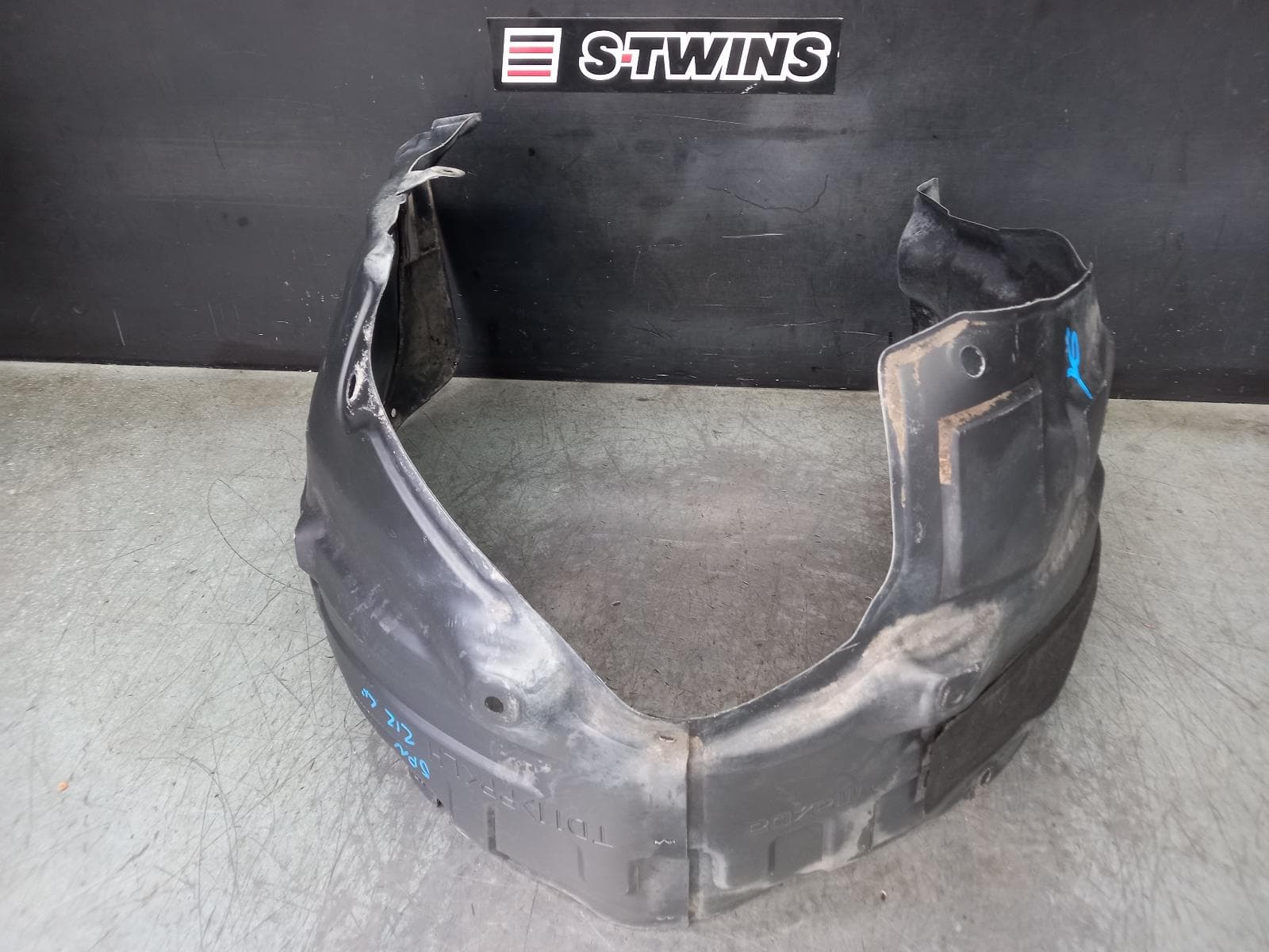Used auto part listing image: 2013 MAZDA CX9 LEFT GUARD LINER TB, FRONT, 12/07-12/15 0000363236