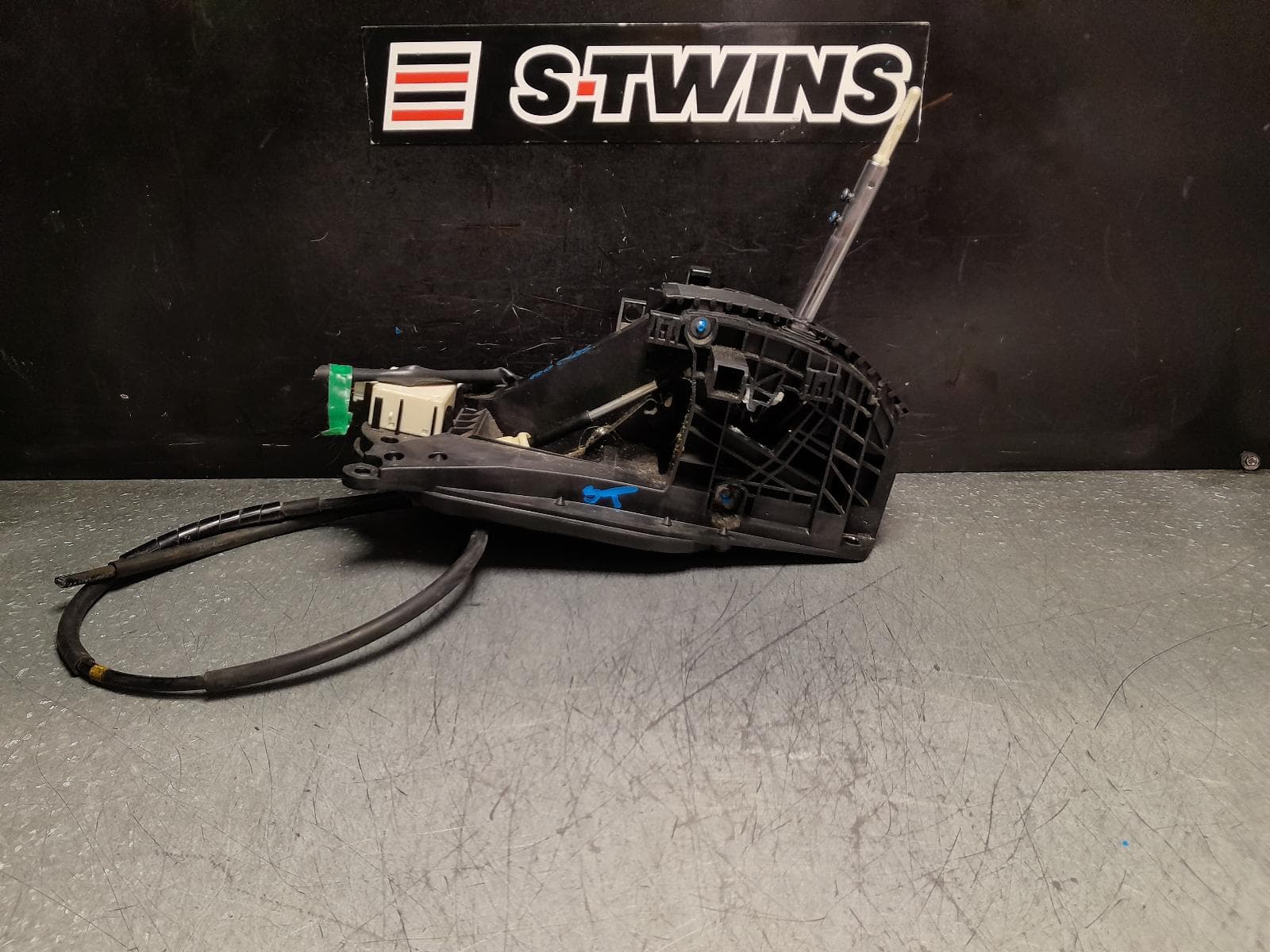 Used auto part listing image: 2019 ISUZU DMAX GEAR STICK SHIFTER AUTO SHIFTER, RC, 6 SPEED, 11/16-06/20 0000371949