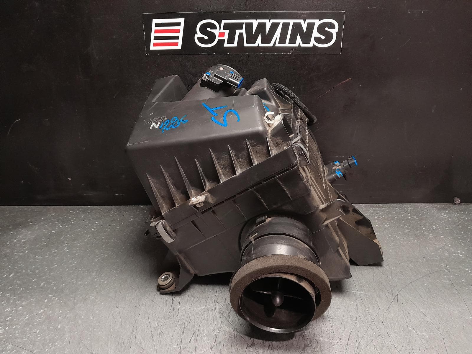 Used auto part listing image: 2019 ISUZU DMAX AIR CLEANER BOX AIR CLEANER, RC, 3.0, DIESEL, 11/16-06/20 0000371955