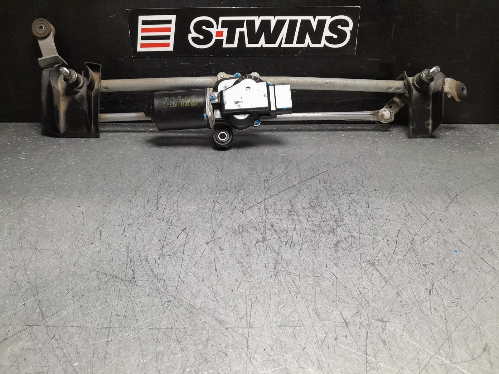 Used auto part listing image: 2019 ISUZU DMAX WIPER MOTOR FRONT, WIPER MOTOR ONLY, RC, 05/12-06/20 0000371974