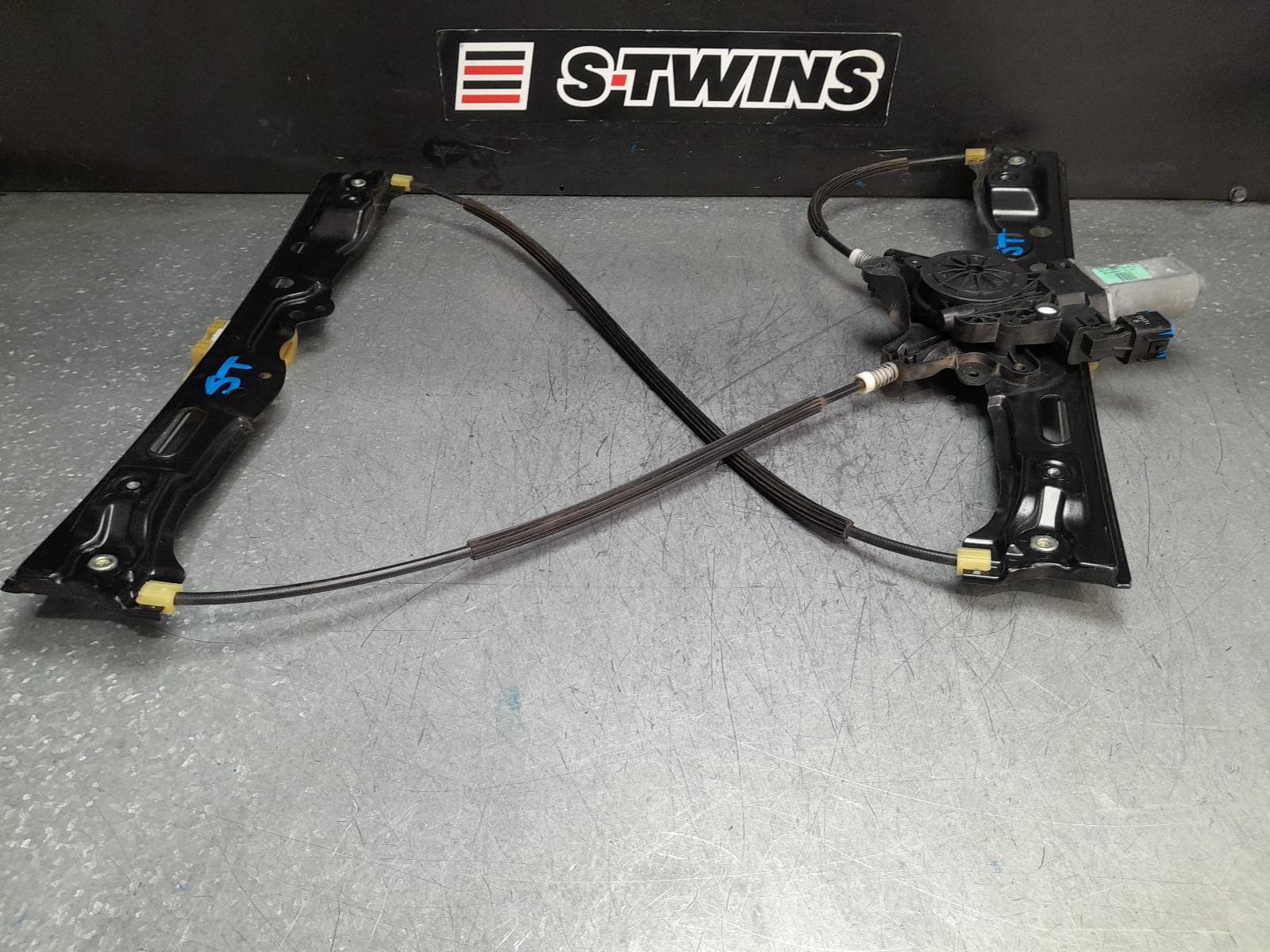Used auto part listing image: 2012 FORD RANGER RIGHT FRONT WINDOW REG MOTOR 6 PIN, PX, 06/11-04/22 0000379630