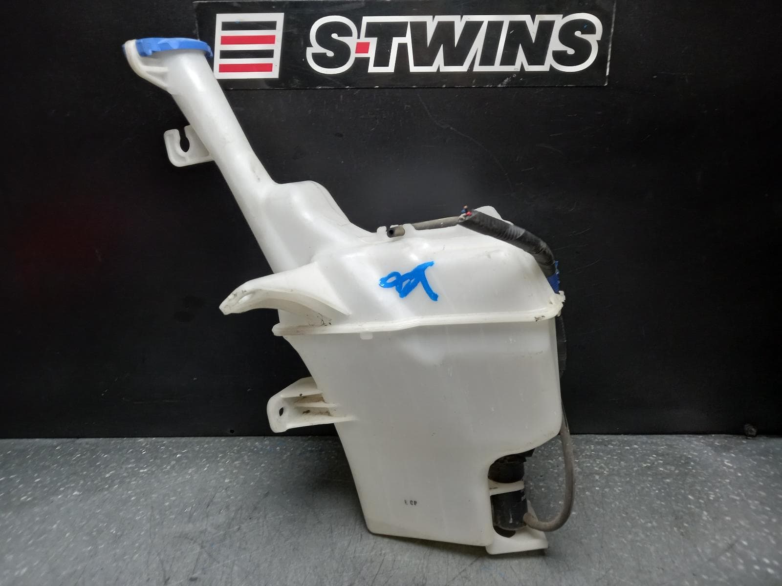 Used auto part listing image: 2016 HYUNDAI ACCENT WASHER BOTTLE RB, SEDAN, 05/11-12/19 0000374185