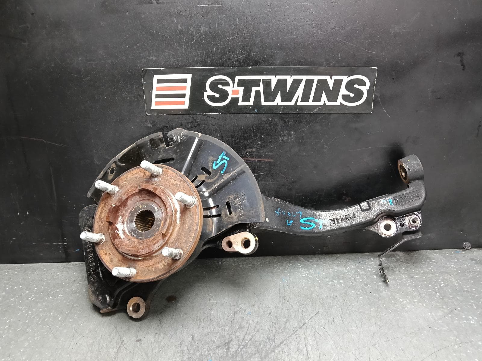 Used auto part listing image: 2014 MAZDA BT50 LEFT FRONT HUB ASSEMBLY UP-UR, 4WD, 10/11-06/20 0000389631