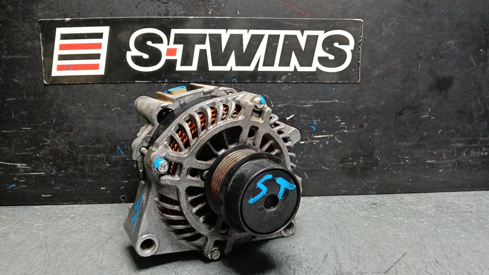Used auto part listing image: 2012 HOLDEN COMMODORE ALTERNATOR 6.0, VE, W/ CLUTCH TYPE, 09/06-05/13 0000402323