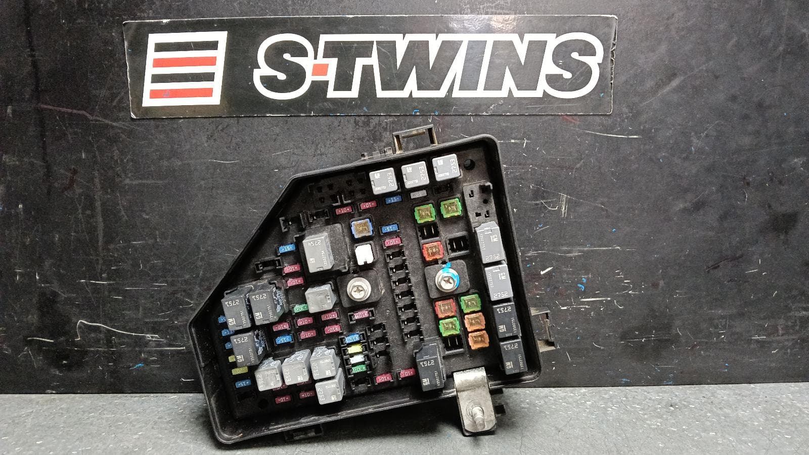 Used auto part listing image: 2012 HOLDEN COMMODORE FUSE BOX ENGINE BAY, 3.0, P/N 92269595, VE, 08/06-05/13 0000402325