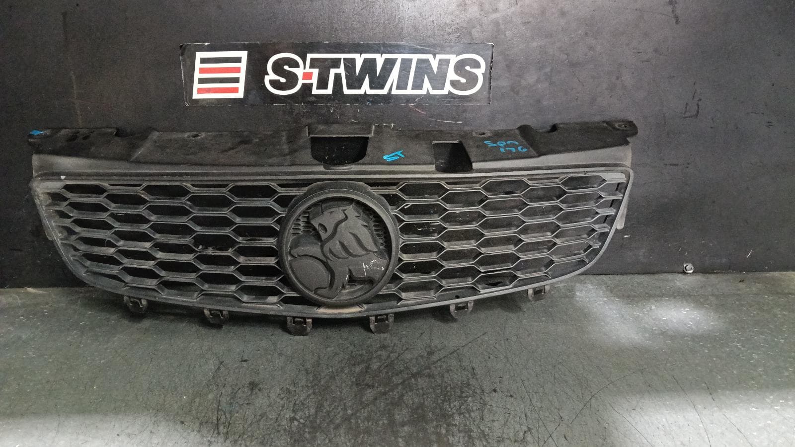 Used auto part listing image: 2012 HOLDEN COMMODORE GRILLE BUMPER GRILLE (CENTRE), VE, SV6/SS/SS-V, 01/12-05/13 0000402333
