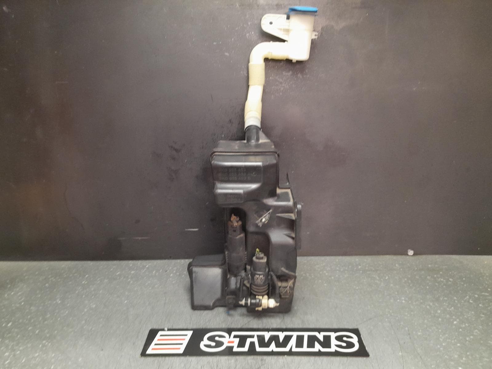 Used auto part listing image: 2012 VOLKSWAGEN GOLF WASHER BOTTLE GEN 5-GEN 6, W/ H/LAMP WASHER TYPE, TWIN PUMP, 06/04-12/15 0000362669