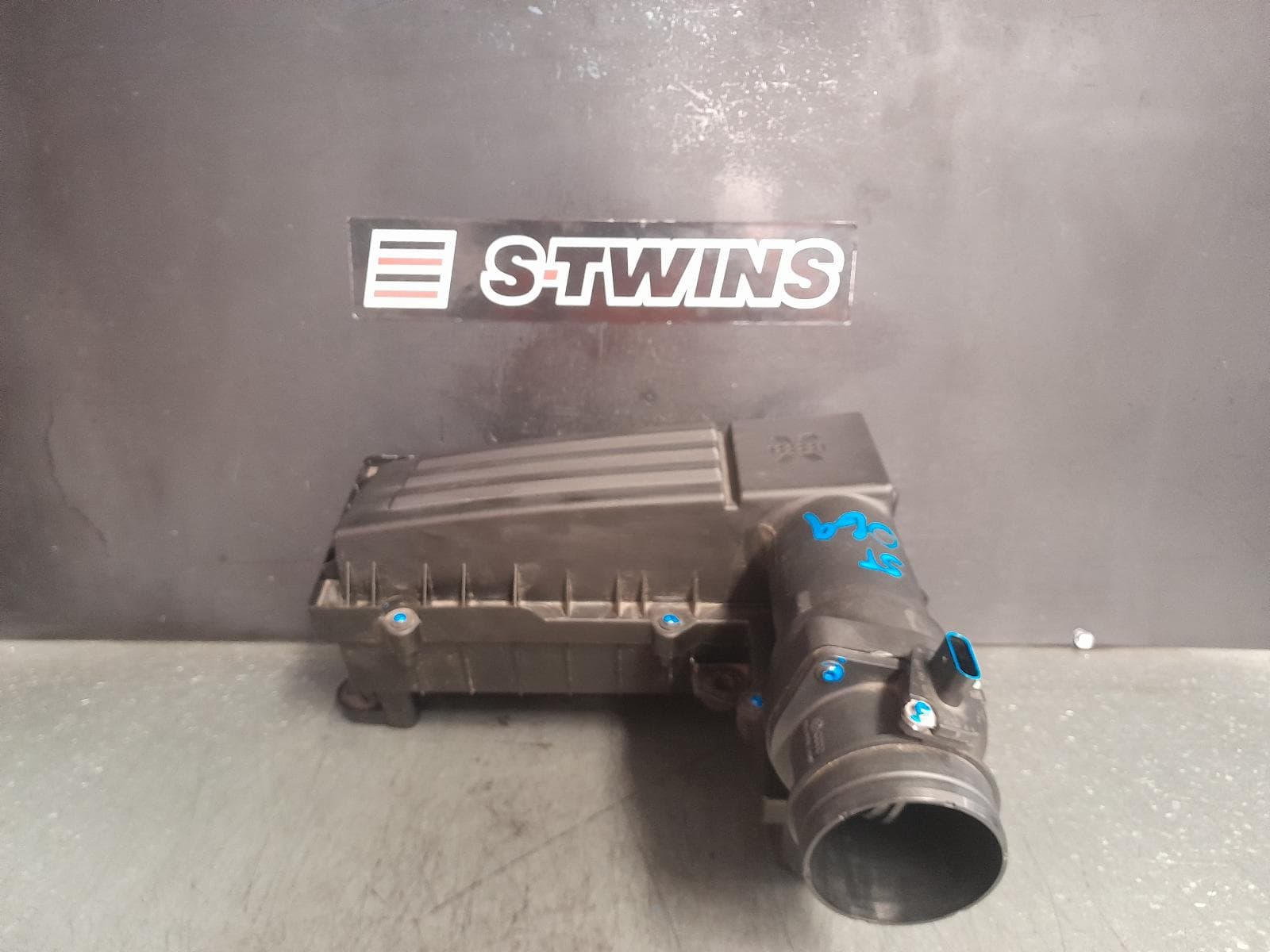 Used auto part listing image: 2012 VOLKSWAGEN GOLF AIR CLEANER BOX AIR CLEANER, GEN 6, 2.0, PETROL, CCZB CODE, 10/08-03/13 0000360714