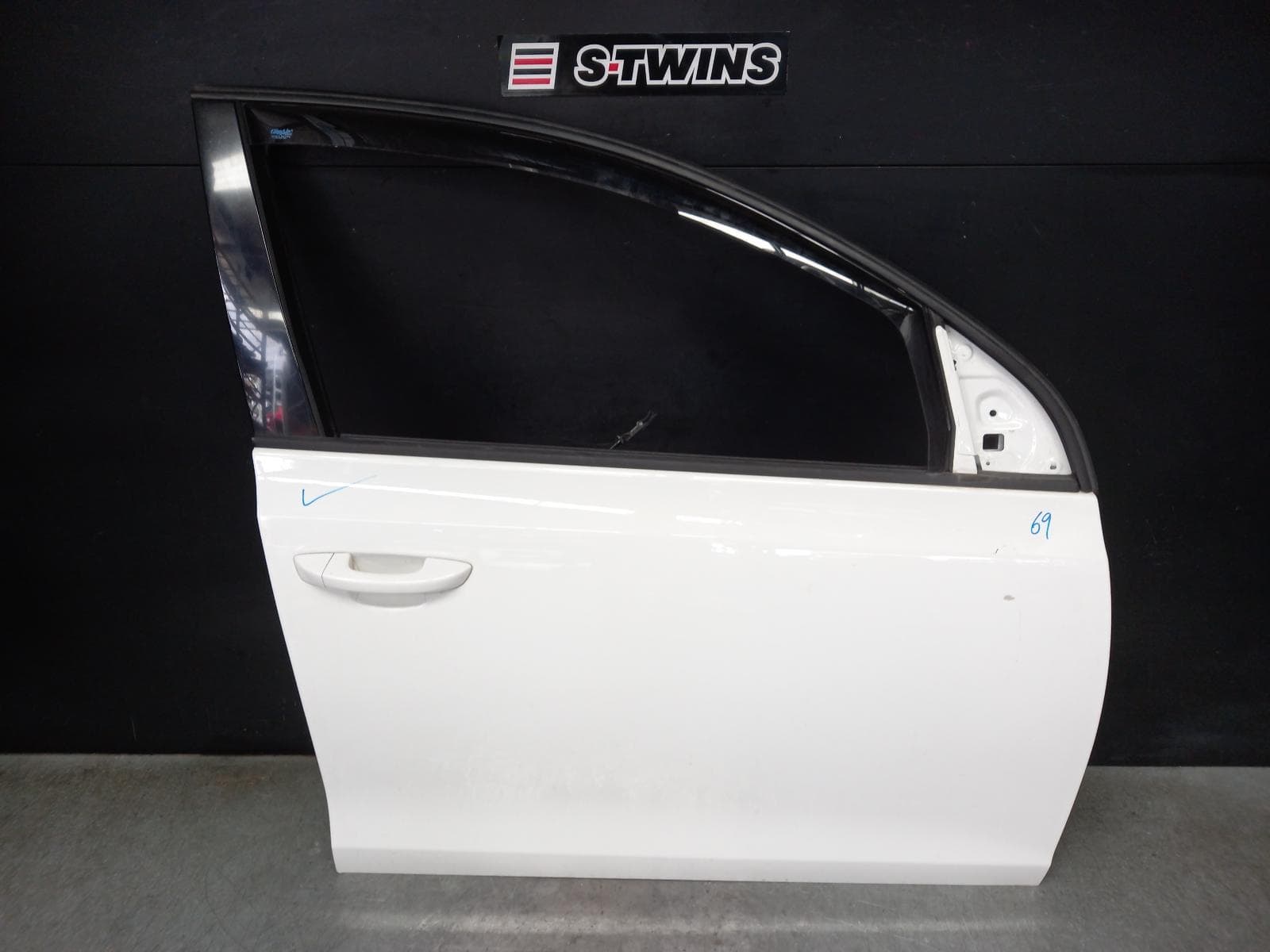 Used auto part listing image: 2012 VOLKSWAGEN GOLF RIGHT FRONT DOOR GEN 6, 5DR HATCH, 10/08-03/13 0000362339