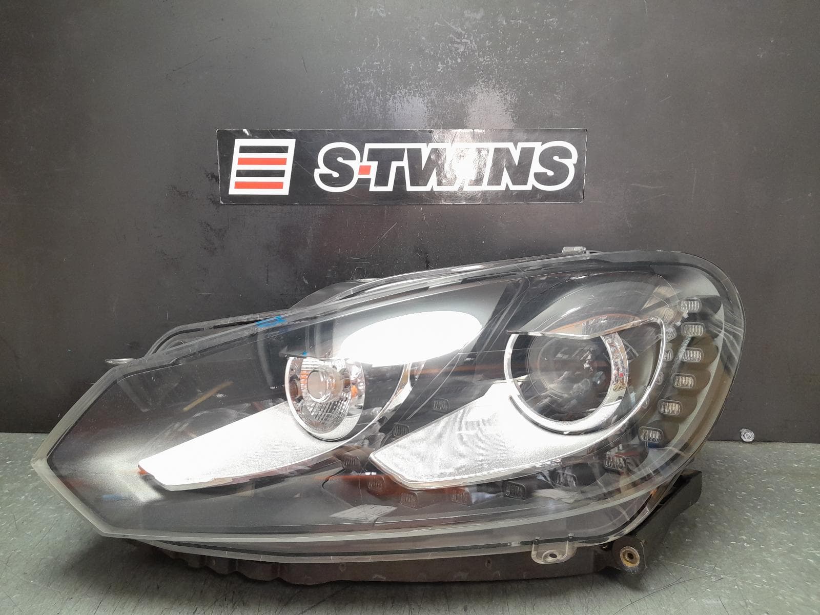 Used auto part listing image: 2012 VOLKSWAGEN GOLF LEFT HEADLAMP GEN 6, GTi, XENON TYPE, W/ DAYTIME RUNNING LAMP, 10/08-03/13 0000362681