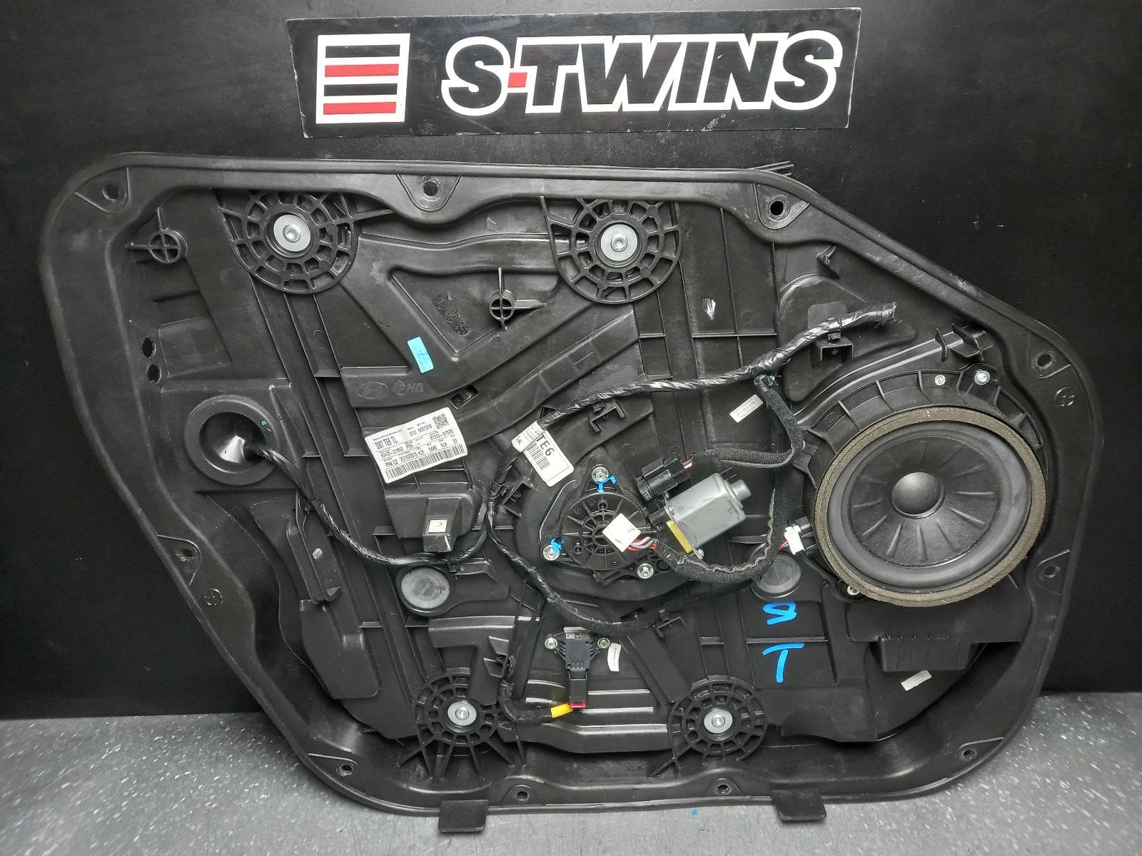 Used auto part listing image: 2016 HYUNDAI TUCSON LEFT FRONT WINDOW REG MOTOR TL, DOOR REG ASSY (REG AND MOTOR), ACTIVE/ELITE/HIGHLANDER, 06/15-01/21 0000374205