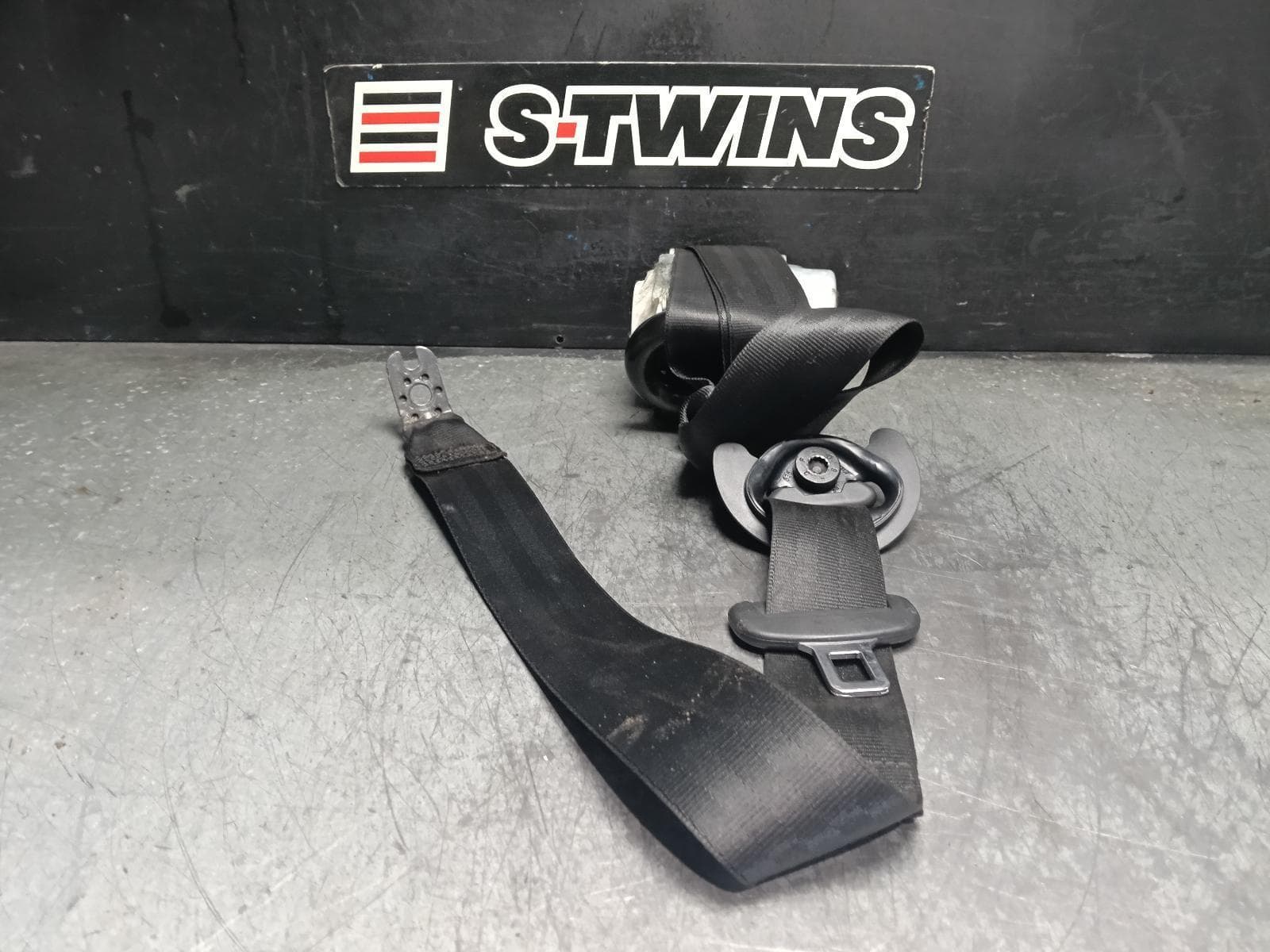 Used auto part listing image: 2017 AUDI Q7 SEAT BELT STALK 4M, RH REAR 2ND ROW, SEAT BELT ONLY, BLACK, 07/15- 0000412106
