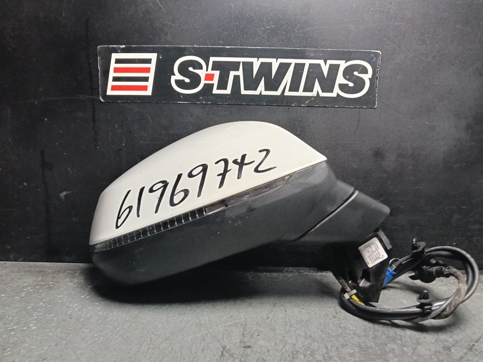 Used auto part listing image: 2017 AUDI Q7 RIGHT DOOR MIRROR 4M, POWER FOLD, W/ LANE ASSIST & CAMERA TYPE, COLOUR CODED, 07/15-03/20 0000412109