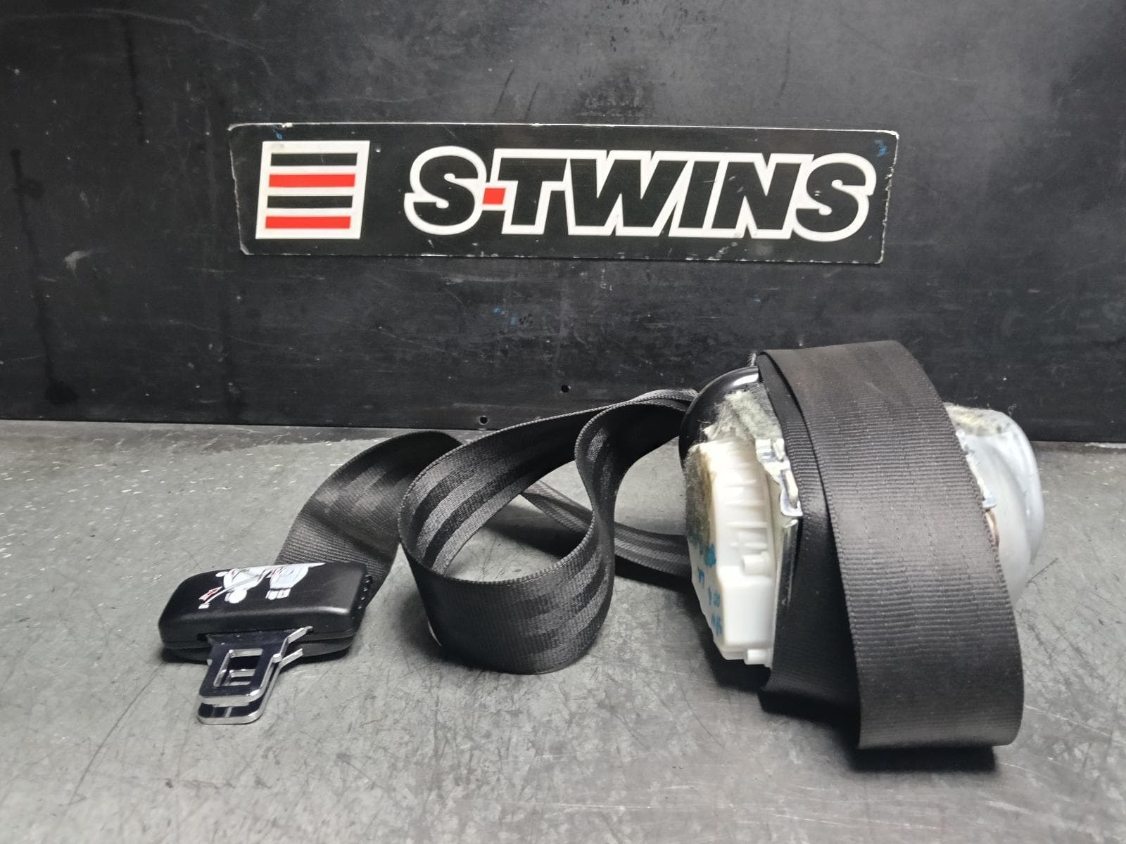 Used auto part listing image: 2017 AUDI Q7 SEAT BELT STALK 4M, LH REAR 3RD ROW, SEAT BELT ONLY, BLACK, 07/15- 0000412110