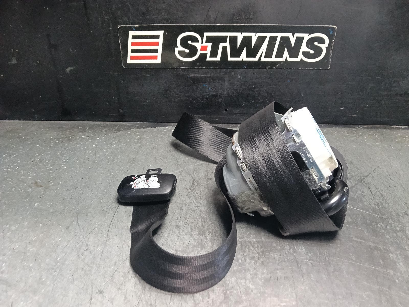 Used auto part listing image: 2017 AUDI Q7 SEAT BELT STALK 4M, RH REAR 3RD ROW, SEAT BELT ONLY, BLACK, 07/15- 0000412113