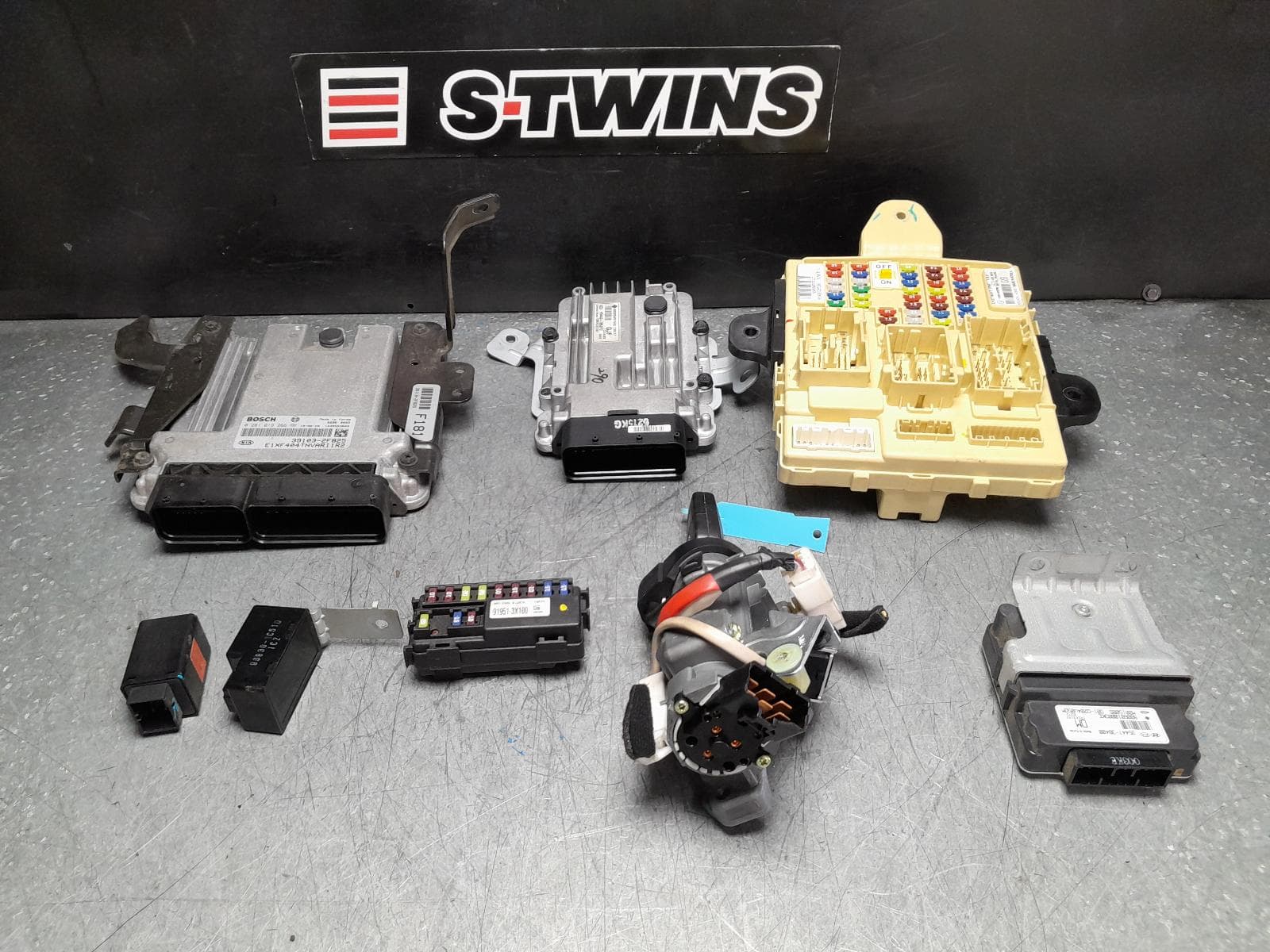Used auto part listing image: 2013 KIA SORENTO ENGINE ECU, 2.2, DIESEL, SEC SET (ECU/IMM/READER/KEY), XM, 10/12-12/14 0000374279