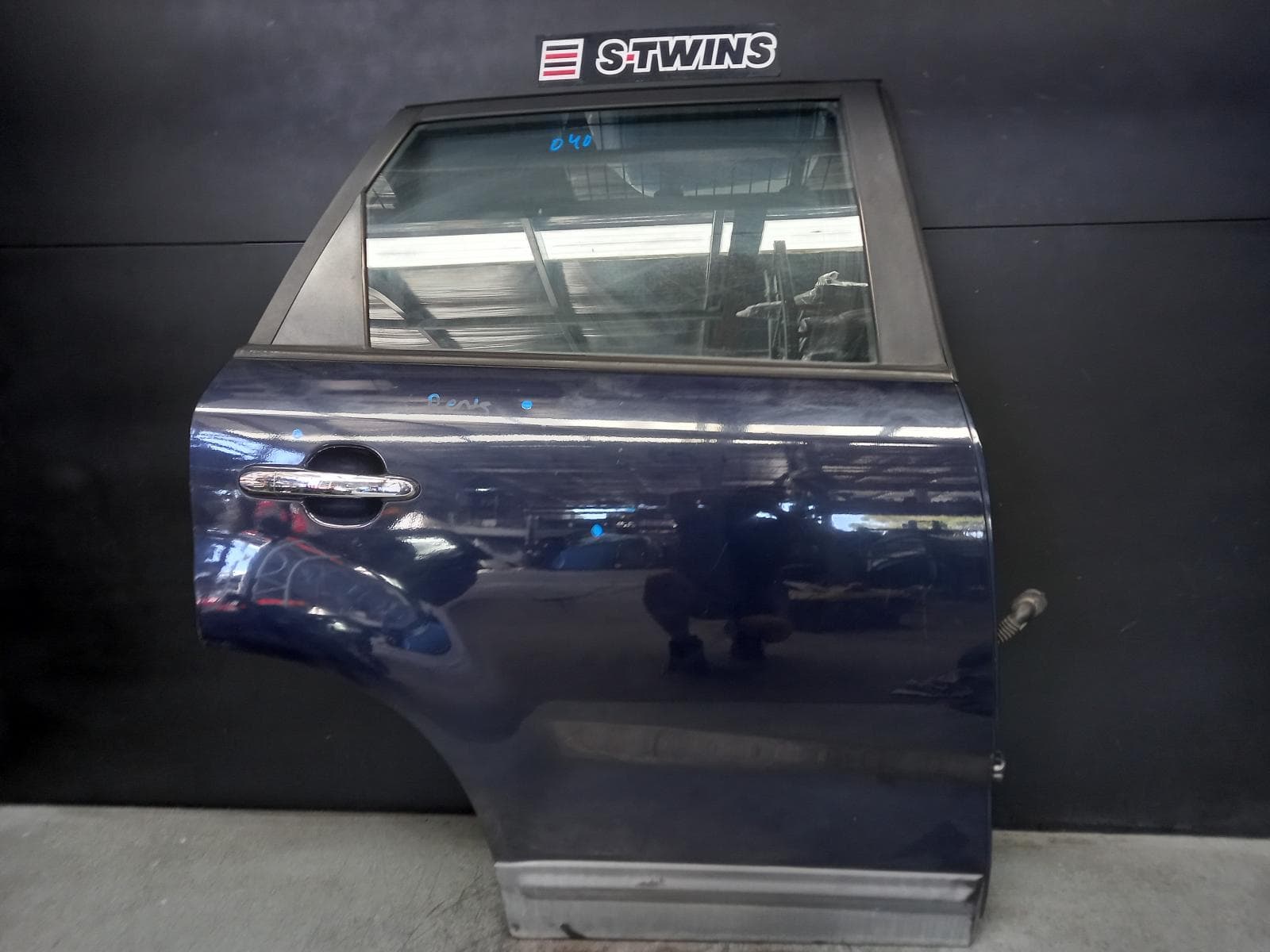 Used auto part listing image: 2013 KIA SORENTO RIGHT REAR DOOR SLIDING XM, NON CURTAIN TYPE, 10/09-12/14 0000373803