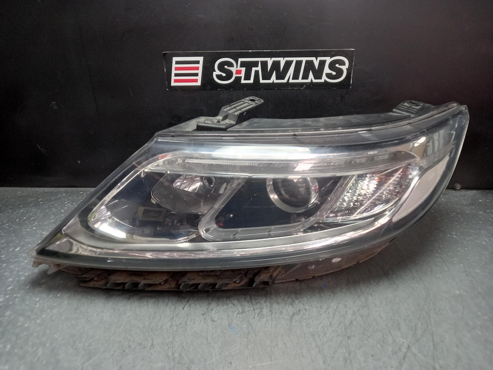 Used auto part listing image: 2013 KIA SORENTO LEFT HEADLAMP XM, HALOGEN, NON ADAPTIVE TYPE, 10/12-12/14 0000374292