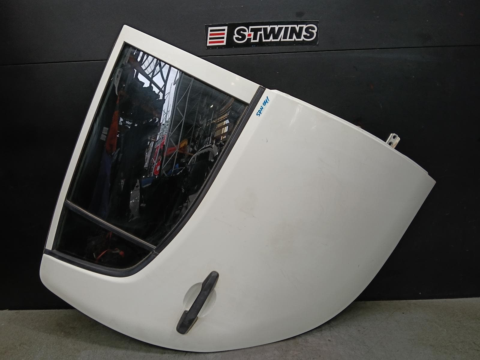 Used auto part listing image: 2014 MITSUBISHI TRITON RIGHT REAR DOOR SLIDING MN, DUAL CAB, NON MOULD TYPE, 08/09-04/15 0000396388